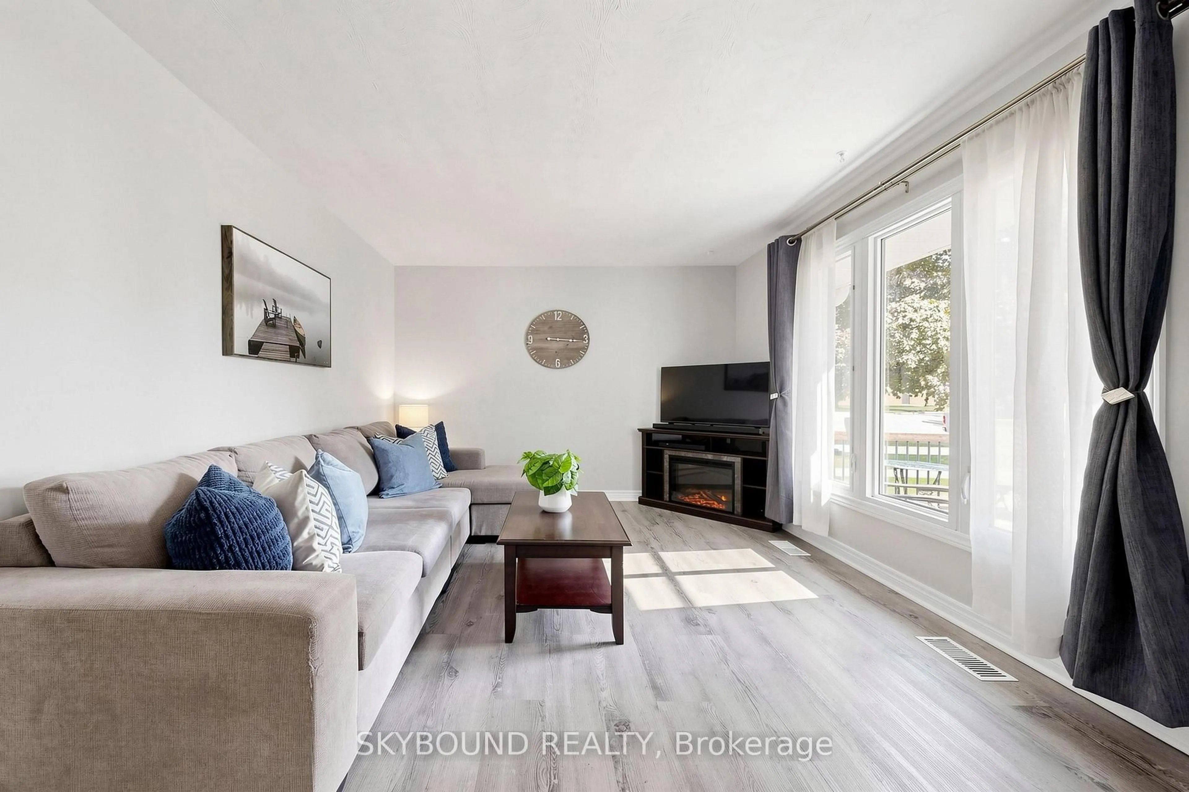 Living room with furniture, wood/laminate floor for 46 Melbourne St, Kawartha Lakes Ontario K9V 1X9