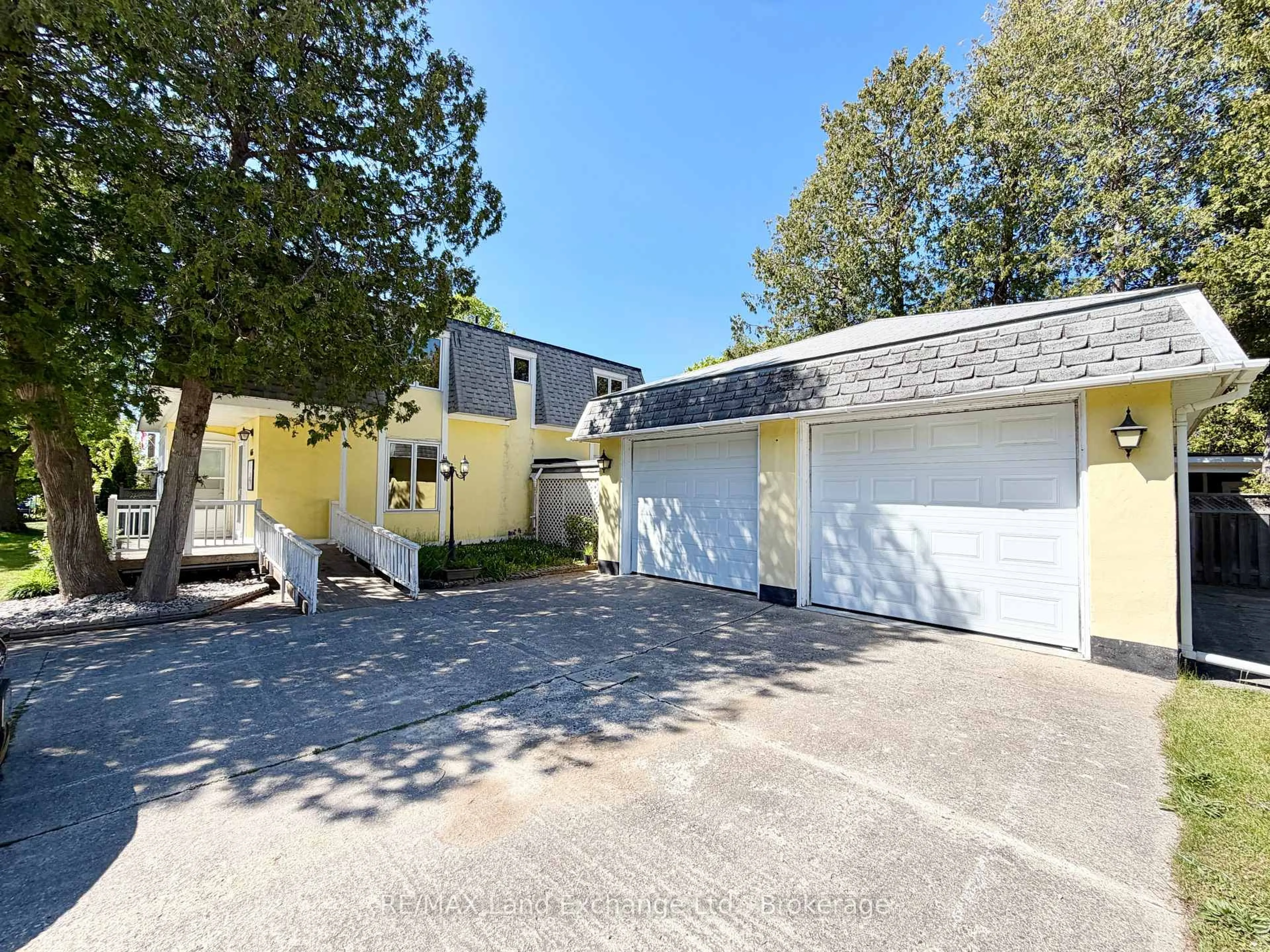 A pic from outside/outdoor area/front of a property/back of a property/a pic from drone, street for 66 Chantry View Dr, Saugeen Shores Ontario N0H 2L0