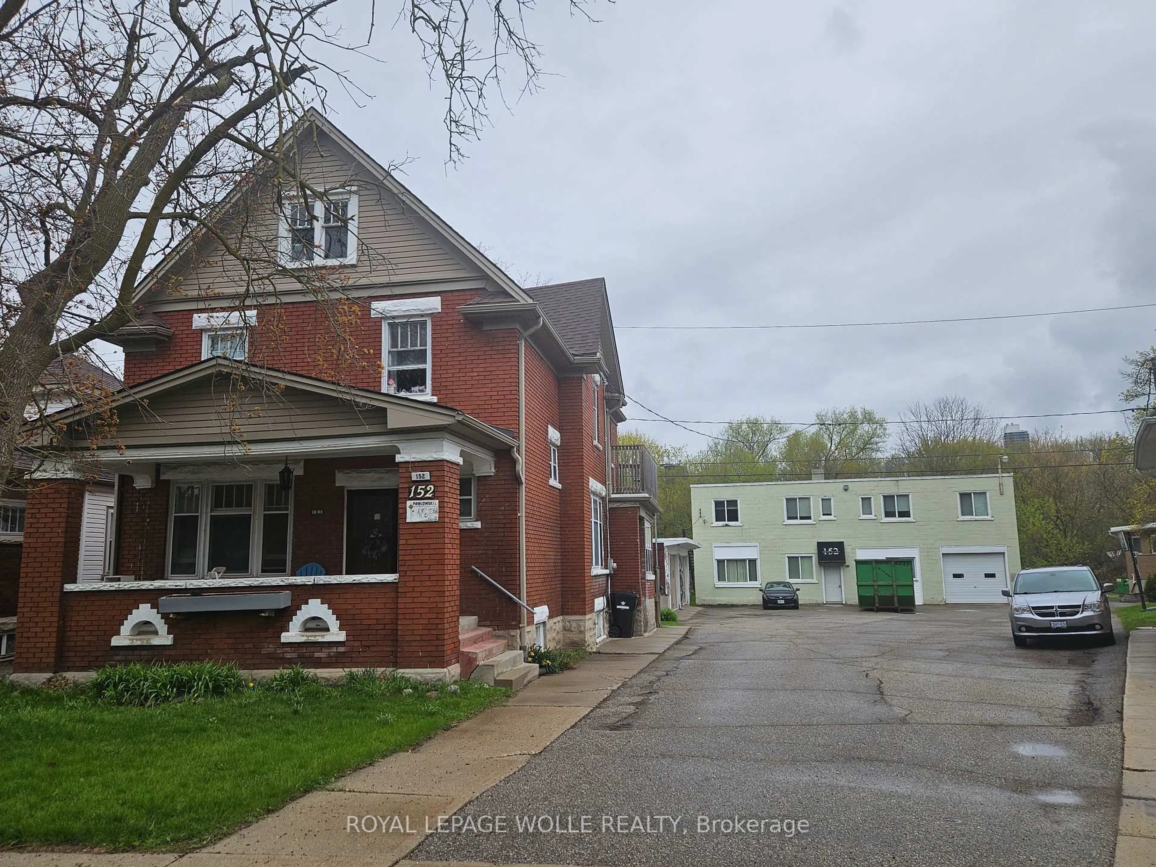 A pic from outside/outdoor area/front of a property/back of a property/a pic from drone, building for 152 Homewood Ave, Kitchener Ontario N2M 1W9