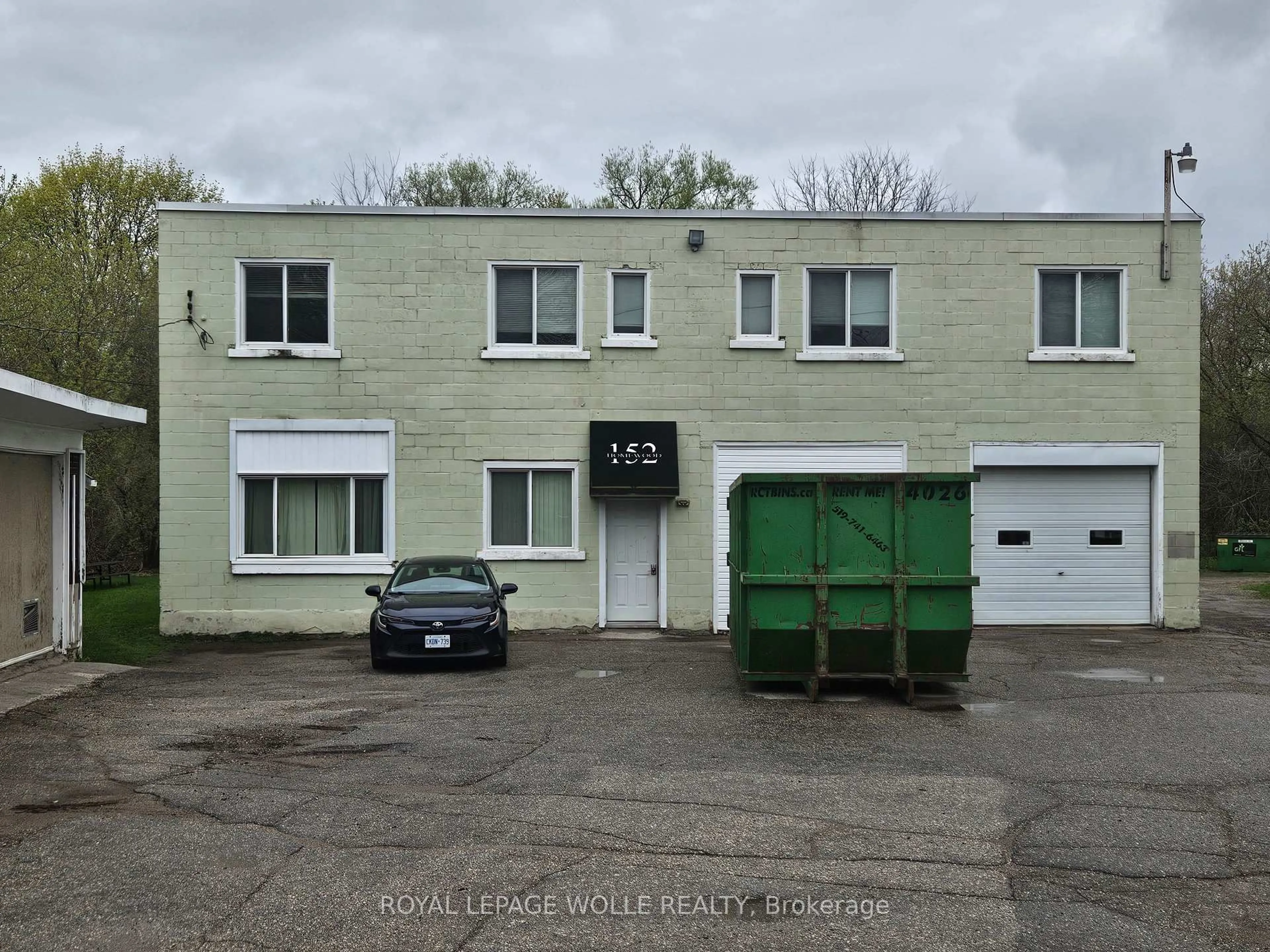 A pic from outside/outdoor area/front of a property/back of a property/a pic from drone, building for 152 Homewood Ave, Kitchener Ontario N2M 1W9