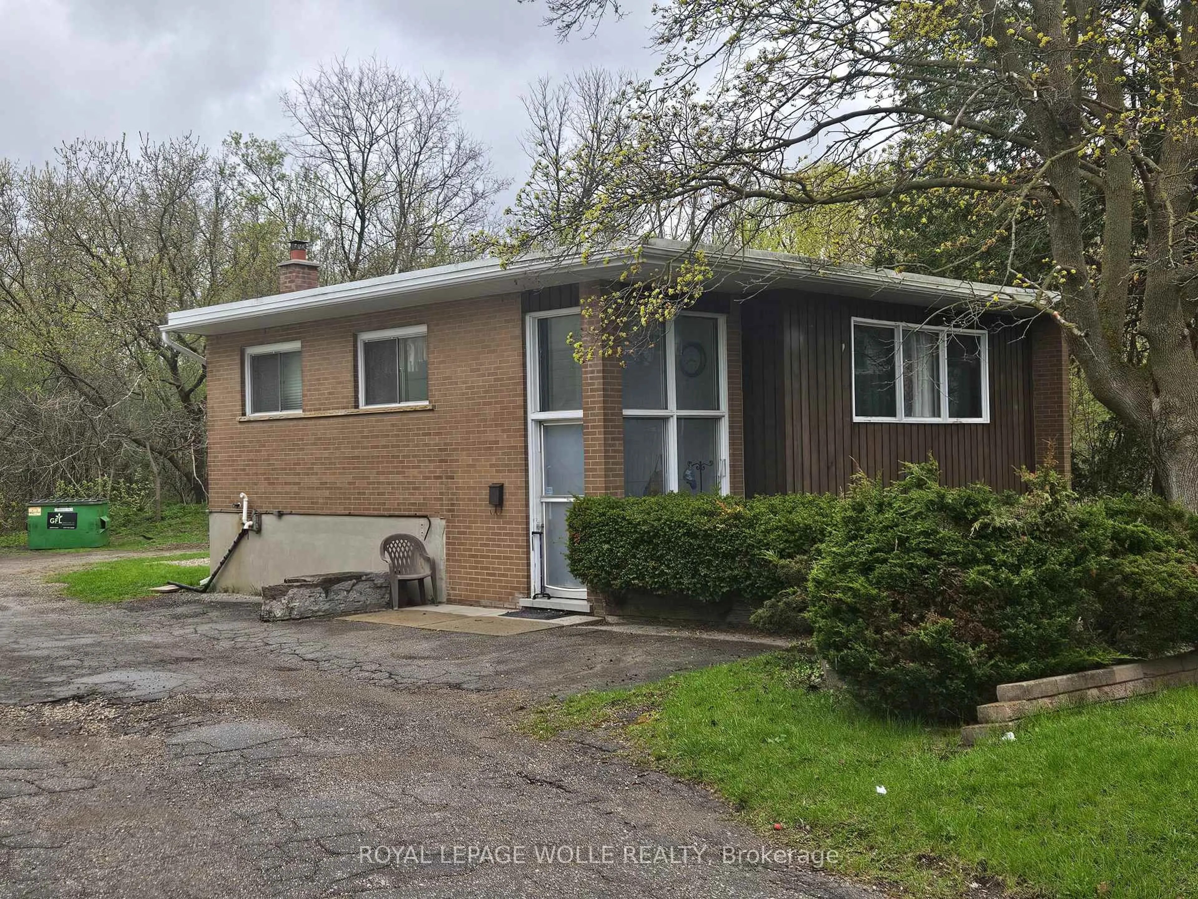 A pic from outside/outdoor area/front of a property/back of a property/a pic from drone, street for 152 Homewood Ave, Kitchener Ontario N2M 1W9