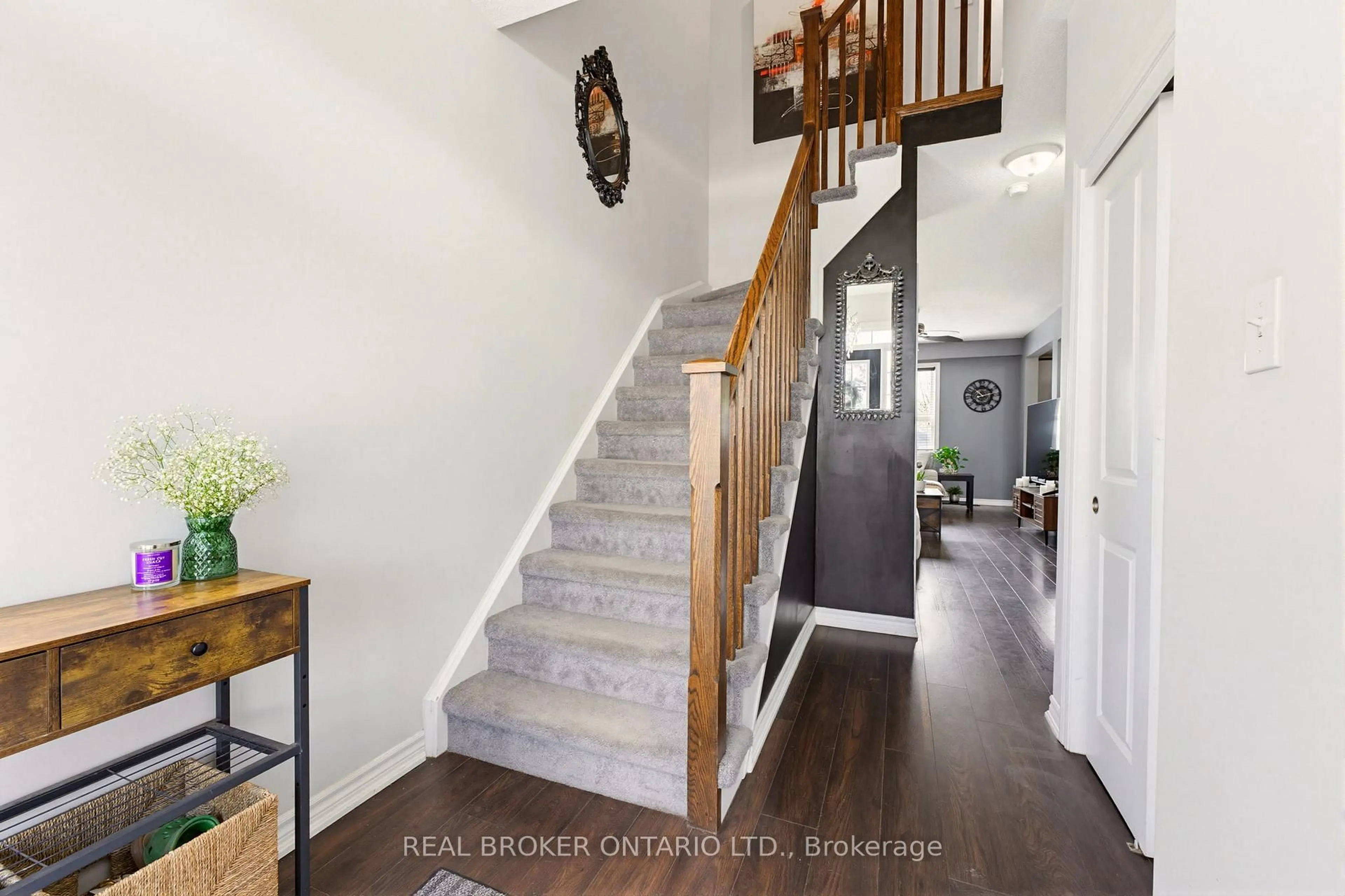 Indoor entryway for 100 Chester Dr #16, Cambridge Ontario N1T 0C8