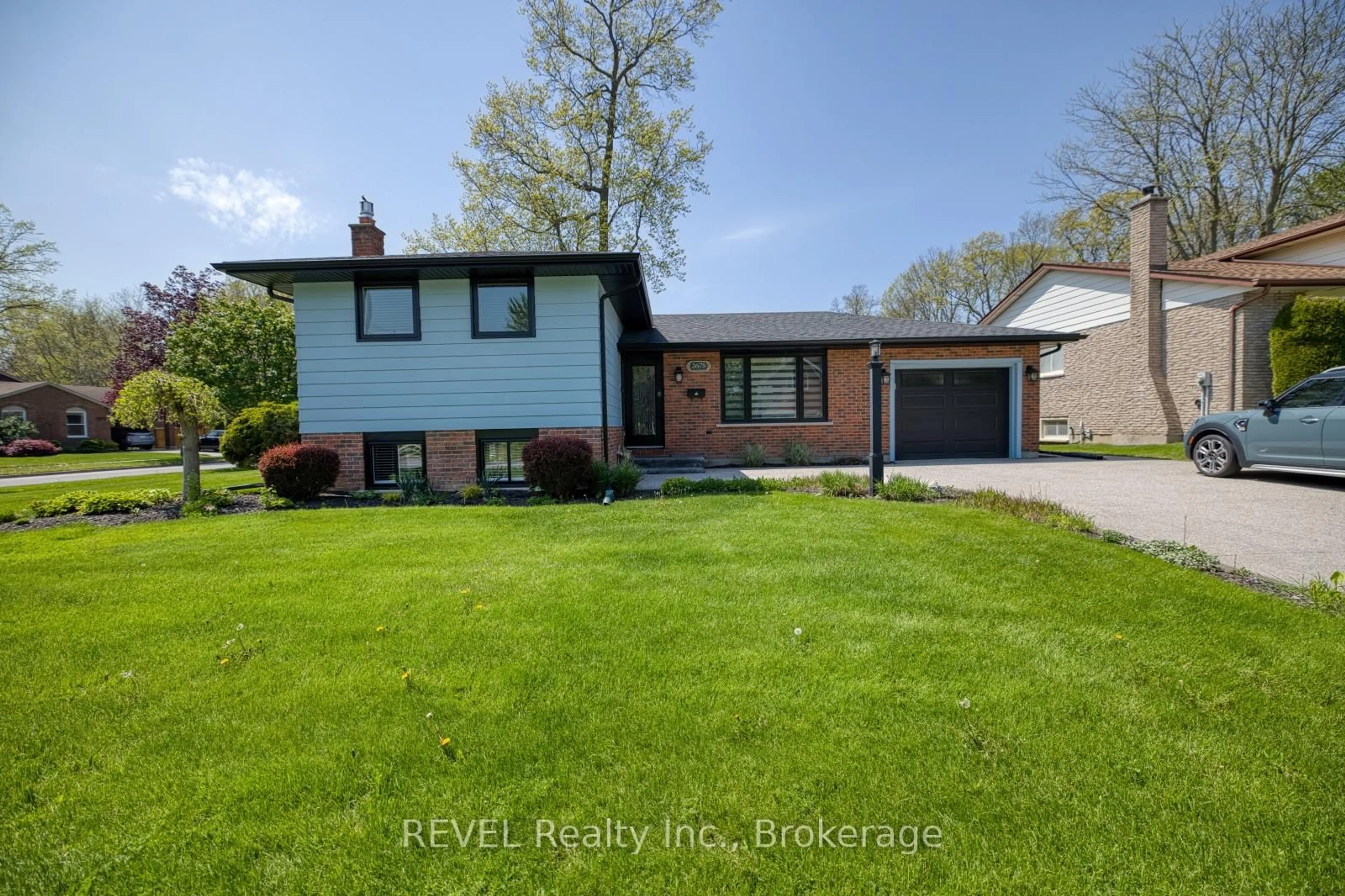 Home with vinyl exterior material, street for 2675 Woodfield Ave, Niagara Falls Ontario L2J 3A9