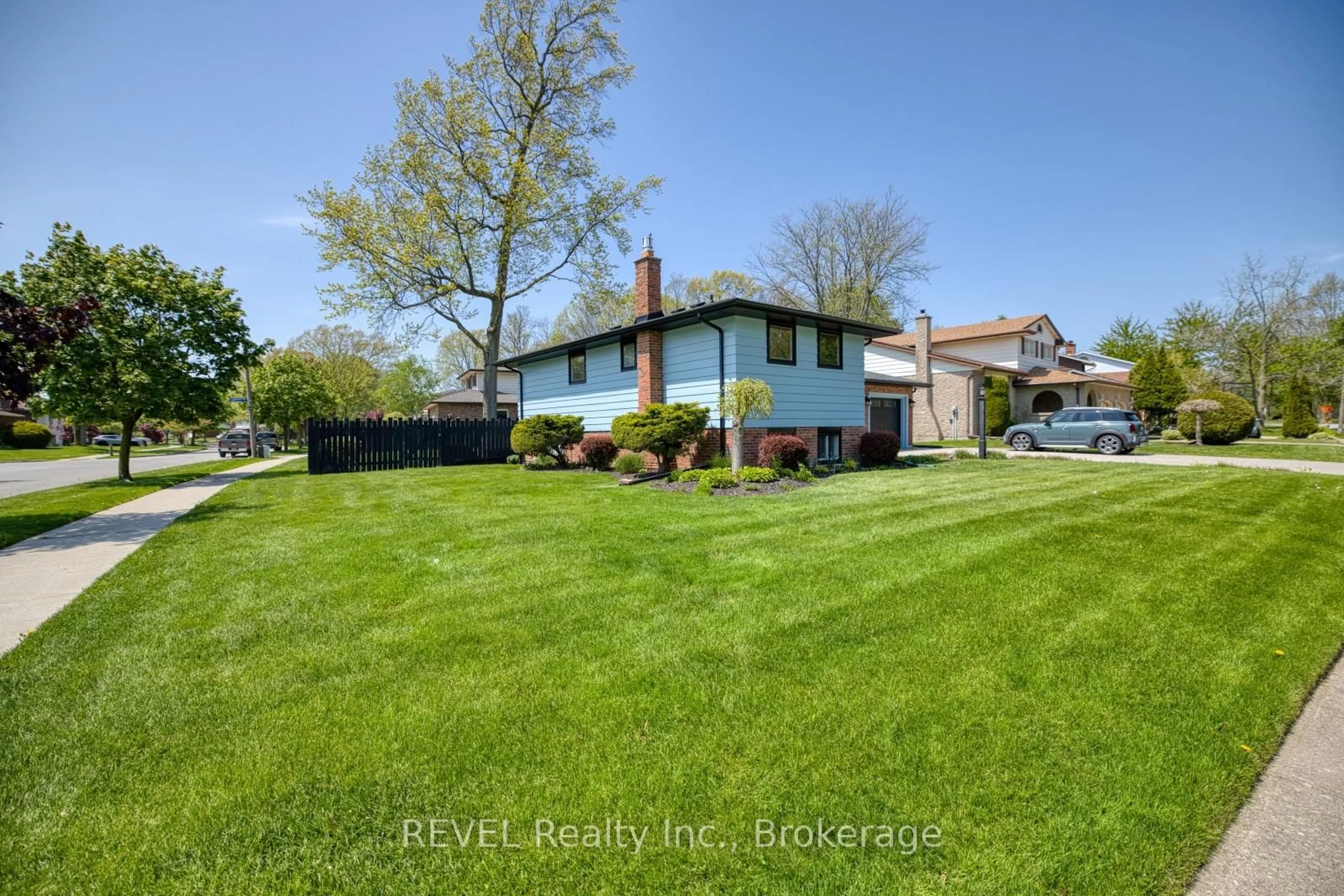 A pic from outside/outdoor area/front of a property/back of a property/a pic from drone, water/lake/river/ocean view for 2675 Woodfield Ave, Niagara Falls Ontario L2J 3A9