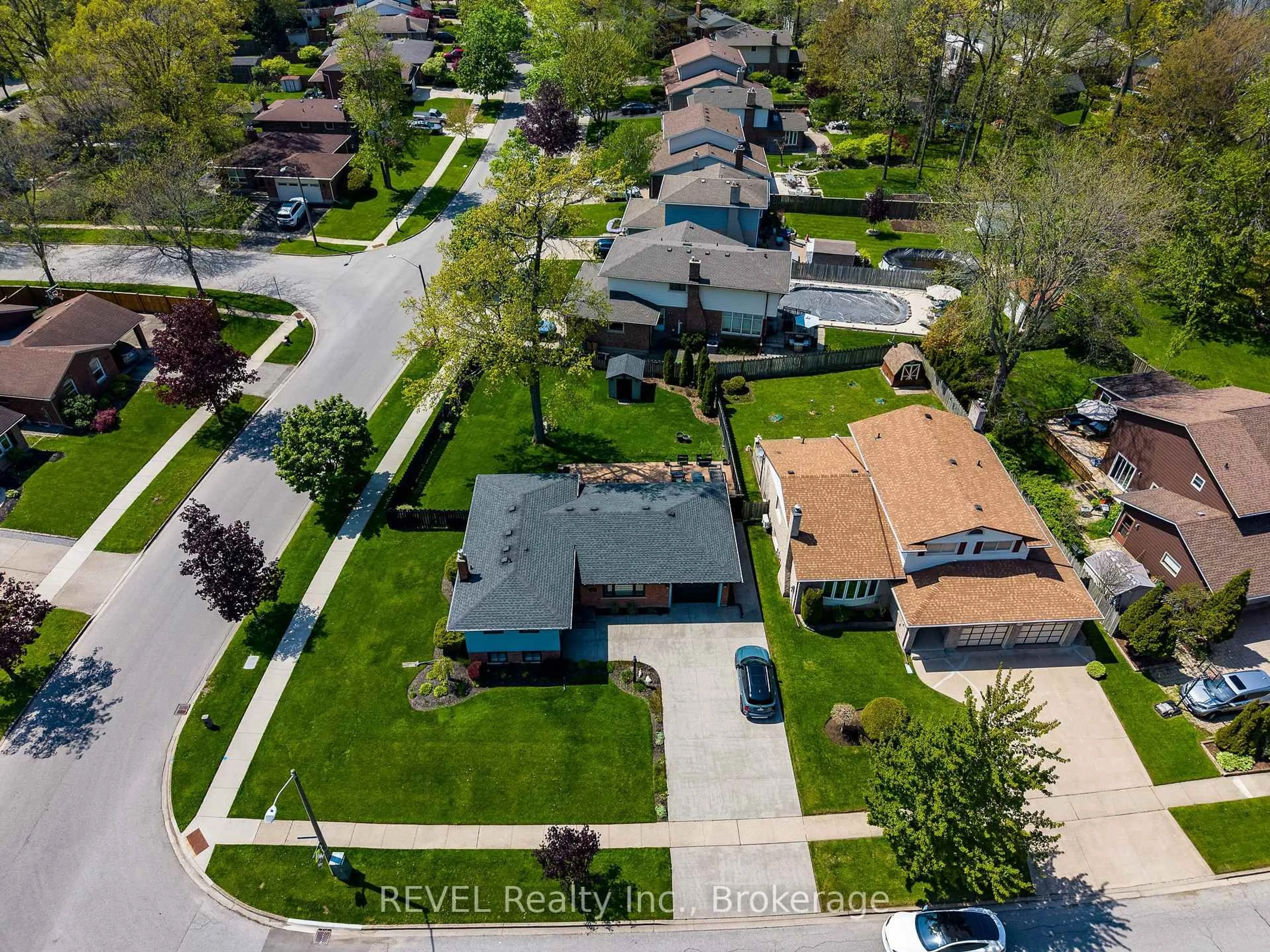 A pic from outside/outdoor area/front of a property/back of a property/a pic from drone, street for 2675 Woodfield Ave, Niagara Falls Ontario L2J 3A9