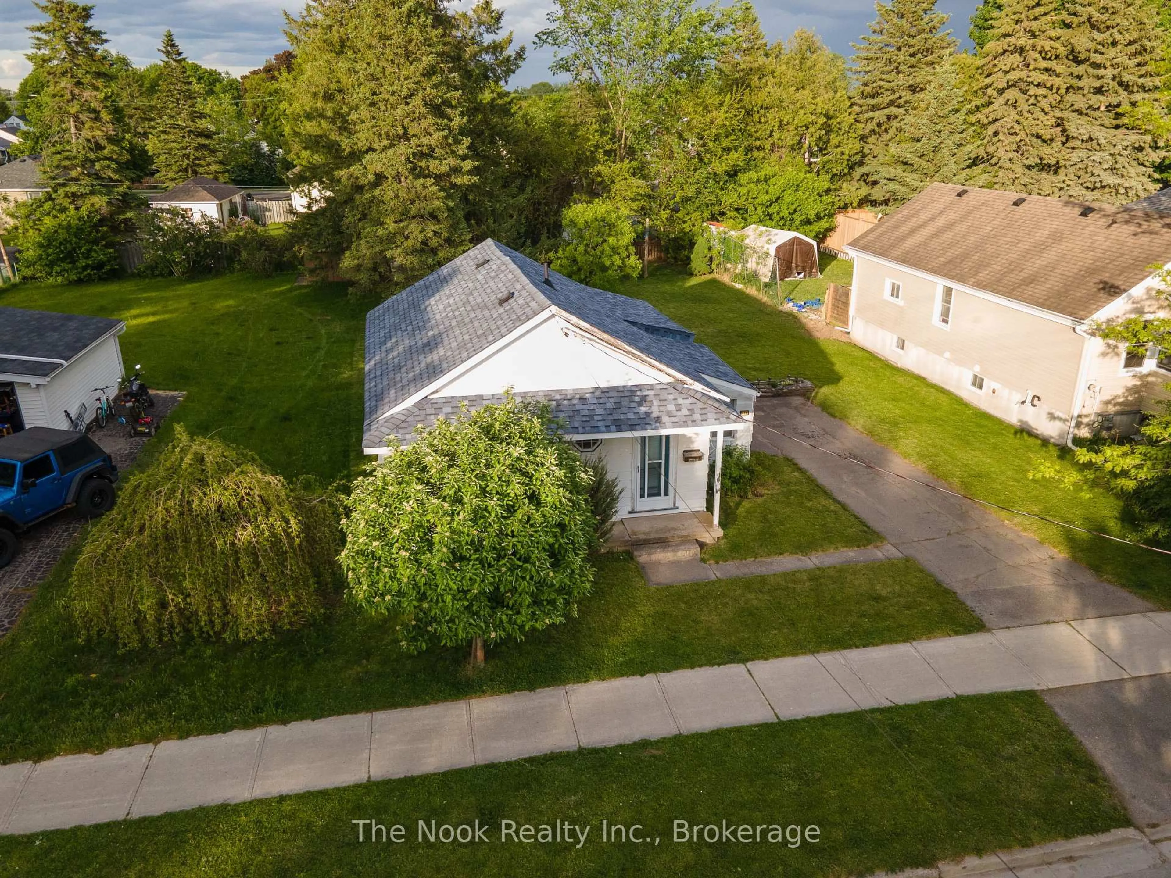 A pic from outside/outdoor area/front of a property/back of a property/a pic from drone, street for 994 Western Ave, Peterborough Ontario K9J 5W3