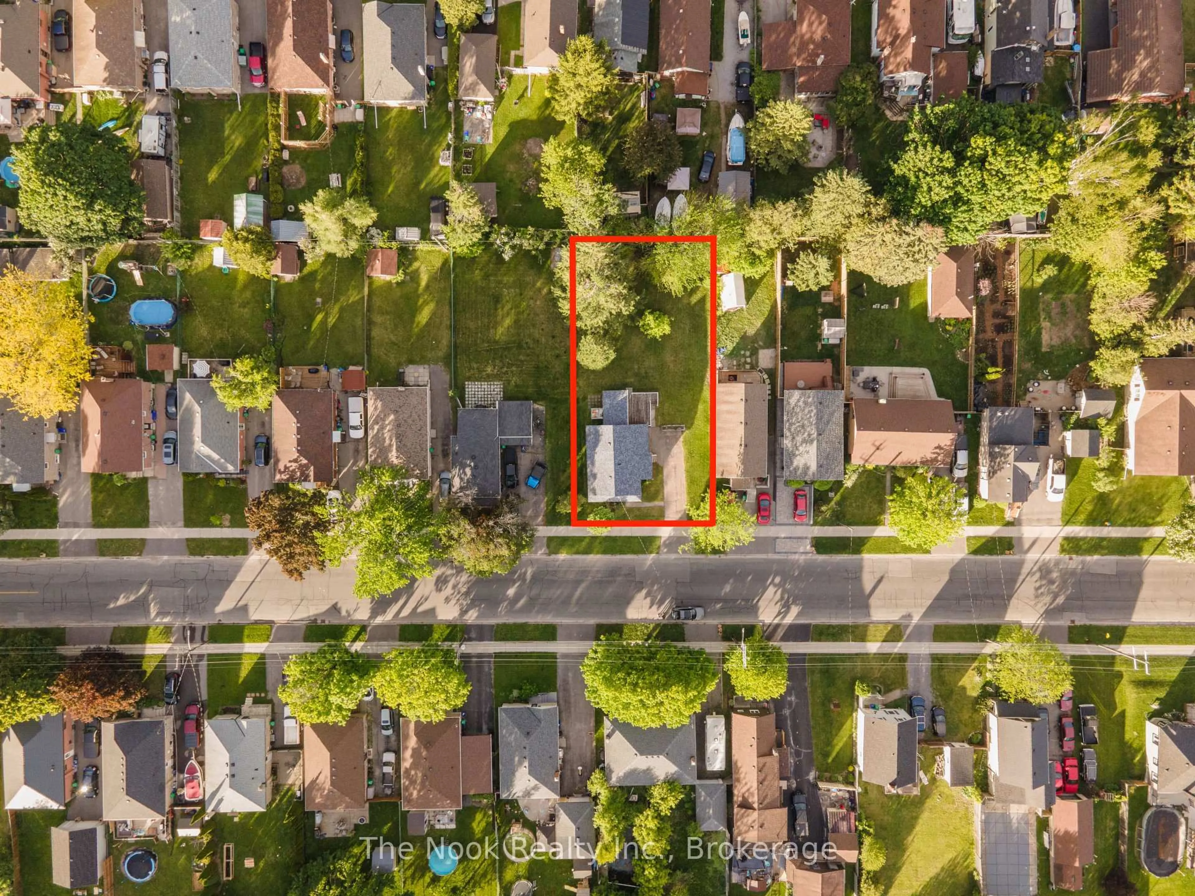 A pic from outside/outdoor area/front of a property/back of a property/a pic from drone, street for 994 Western Ave, Peterborough Ontario K9J 5W3