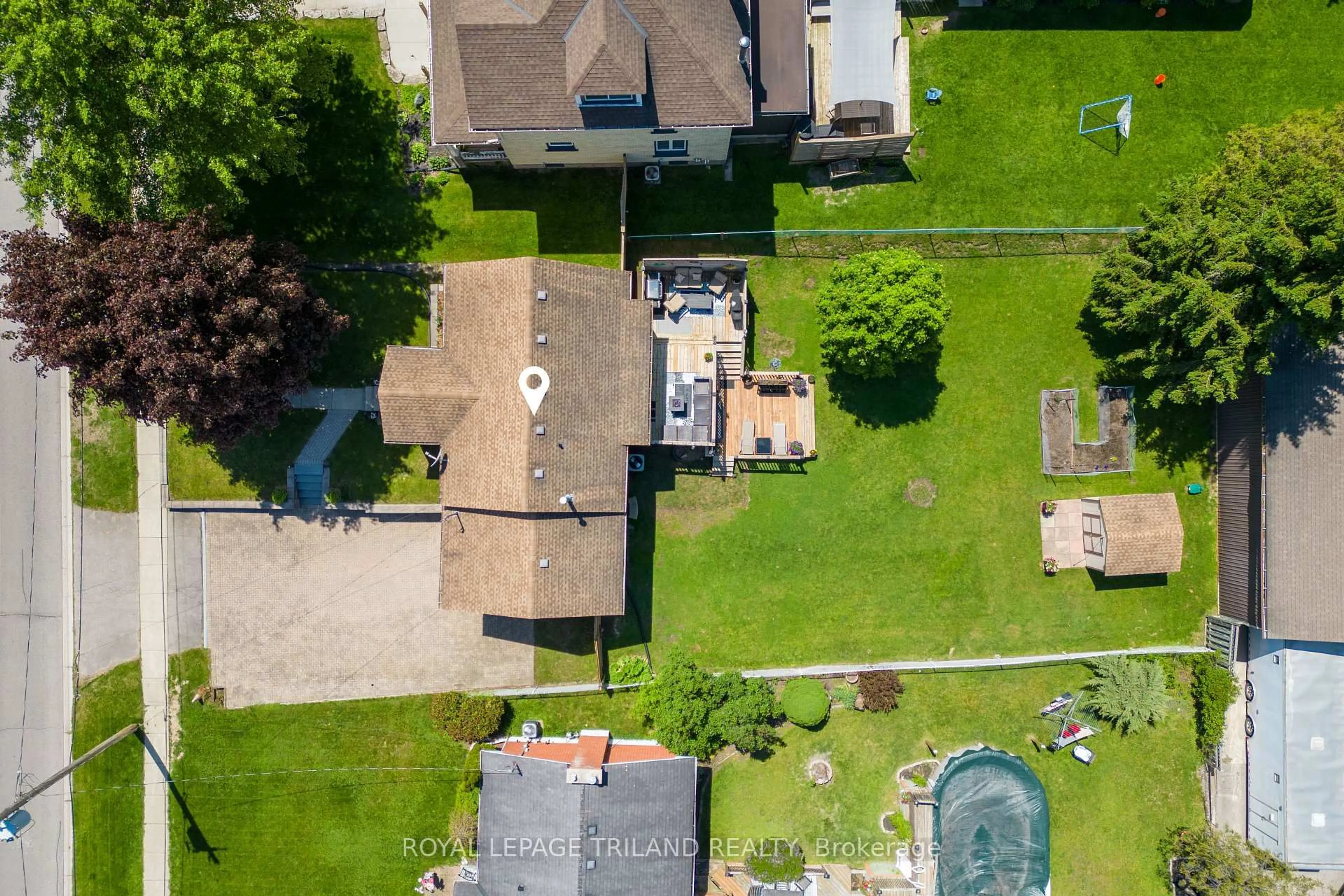 A pic from outside/outdoor area/front of a property/back of a property/a pic from drone, street for 166 Minnie St, Thames Centre Ontario N0L 1G2