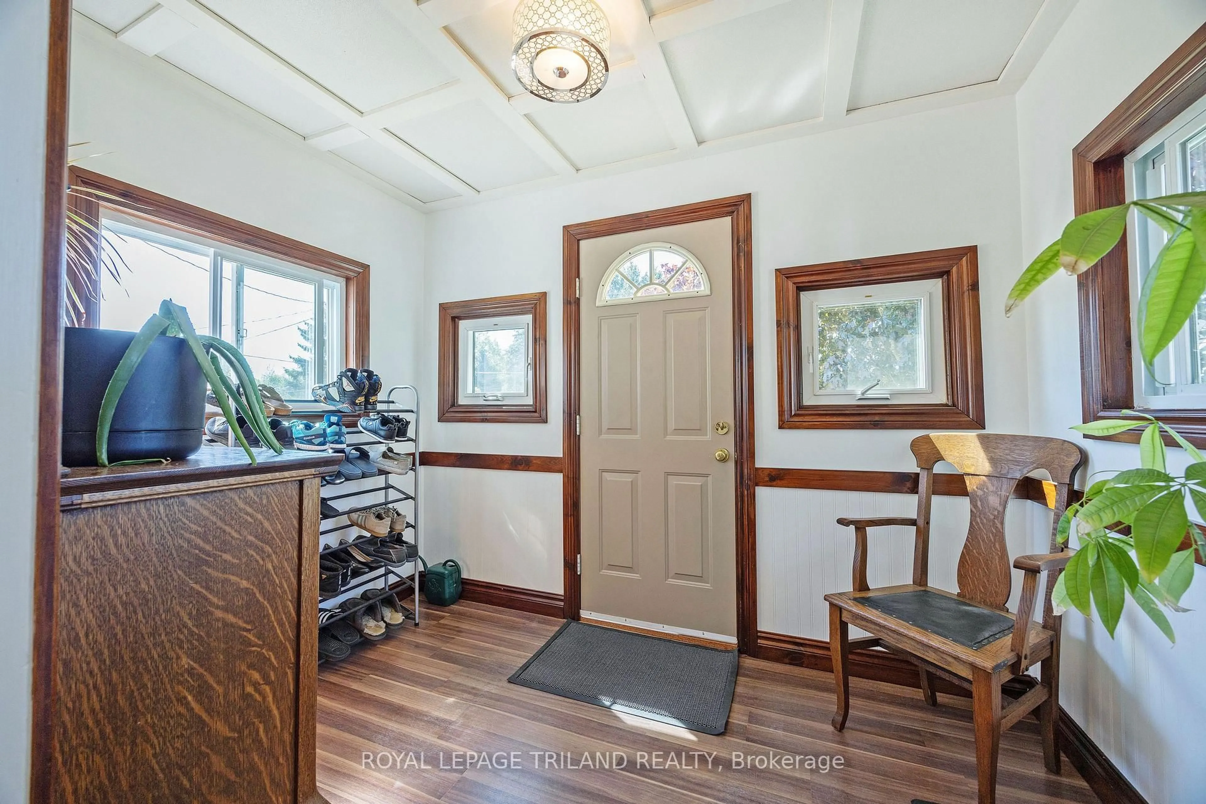 Indoor entryway for 166 Minnie St, Thames Centre Ontario N0L 1G2