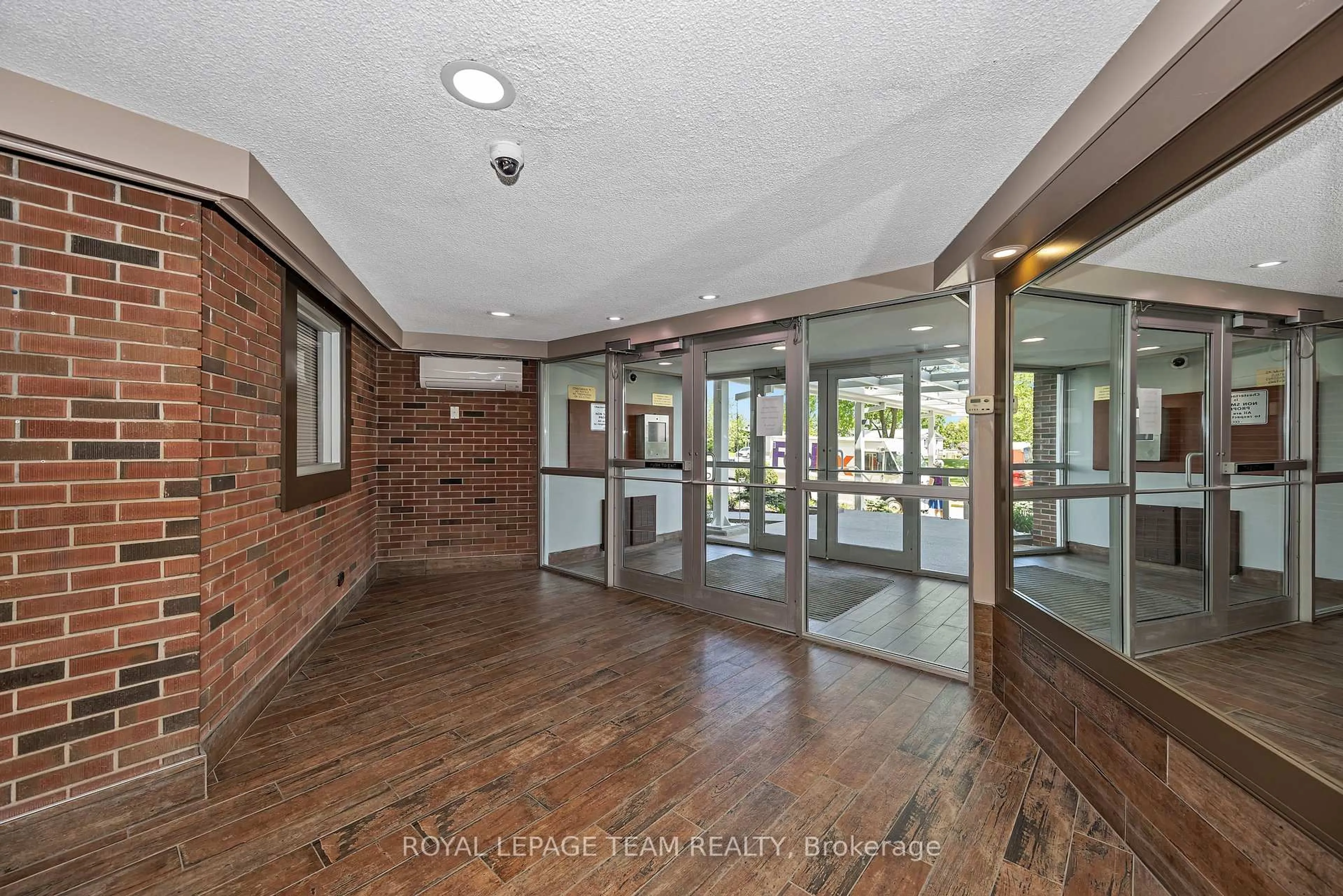 Indoor foyer for 20 Chesterton Dr #707, Ottawa Ontario K2E 6Z7