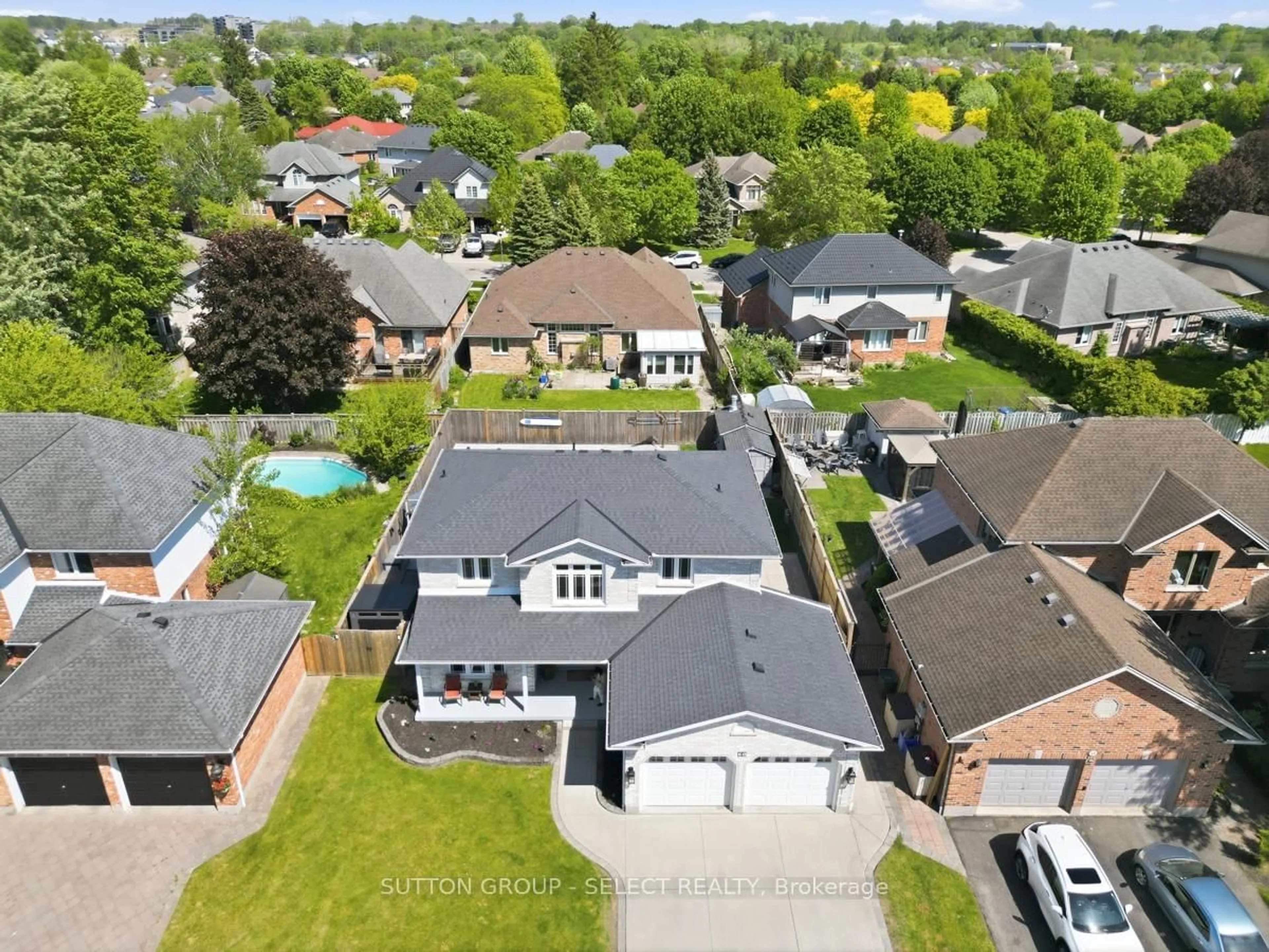 A pic from outside/outdoor area/front of a property/back of a property/a pic from drone, street for 60 Edgevalley Rd, London East Ontario N5Y 5M5