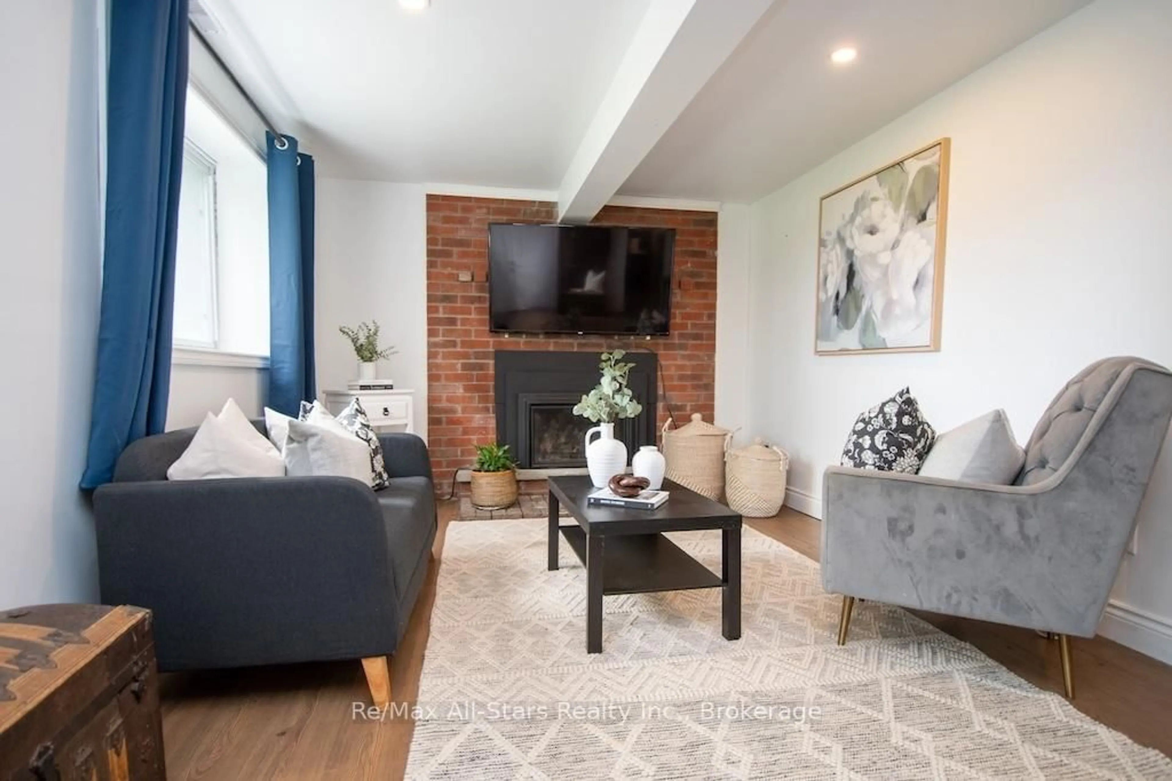 Living room with furniture, unknown for 9 Riverside Dr Dr, Kawartha Lakes Ontario K9V 0H6