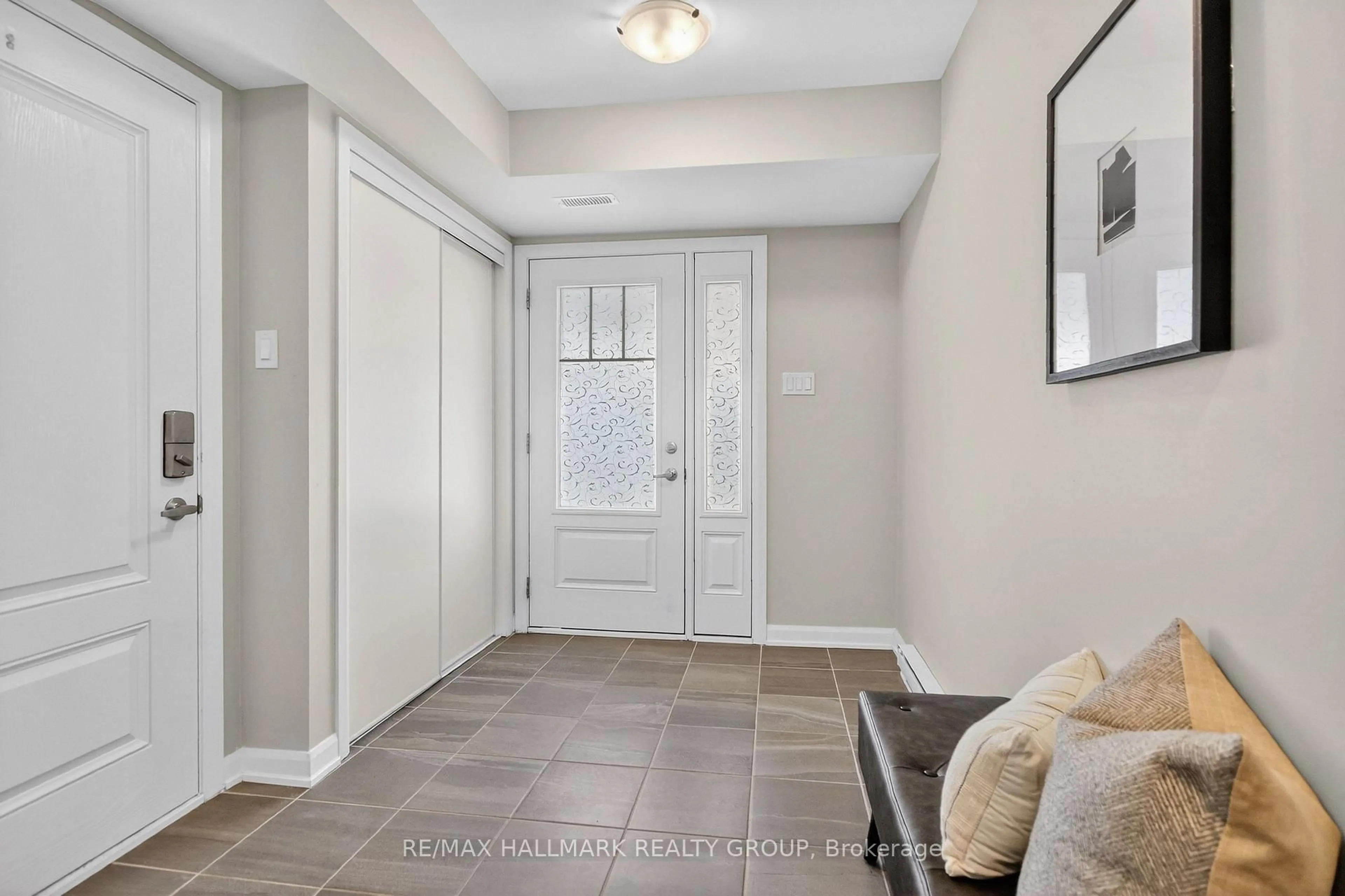 Indoor entryway for 58 Teelin Circ, Ottawa Ontario K2J 6T9