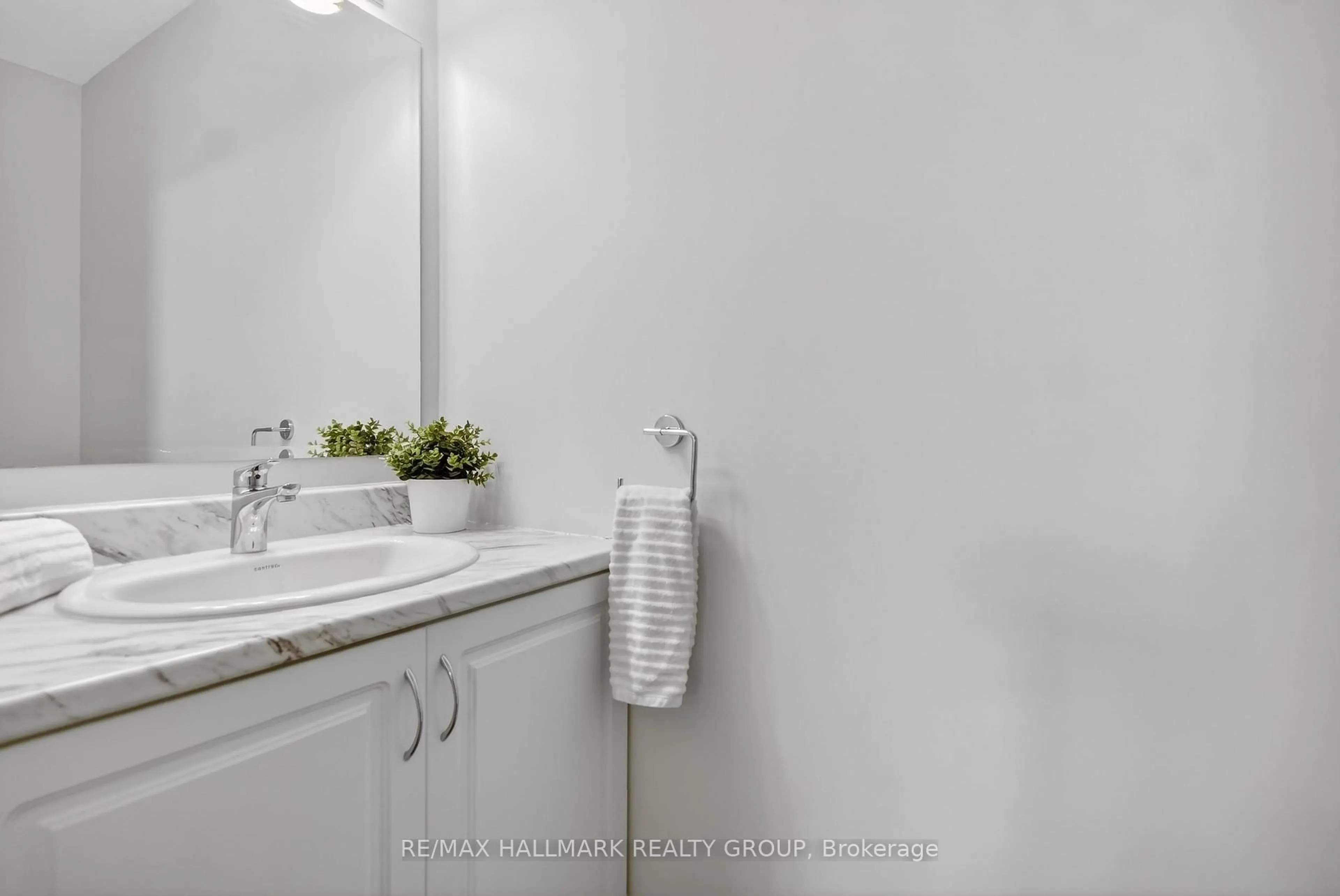 Standard bathroom, ceramic/tile floor for 58 Teelin Circ, Ottawa Ontario K2J 6T9