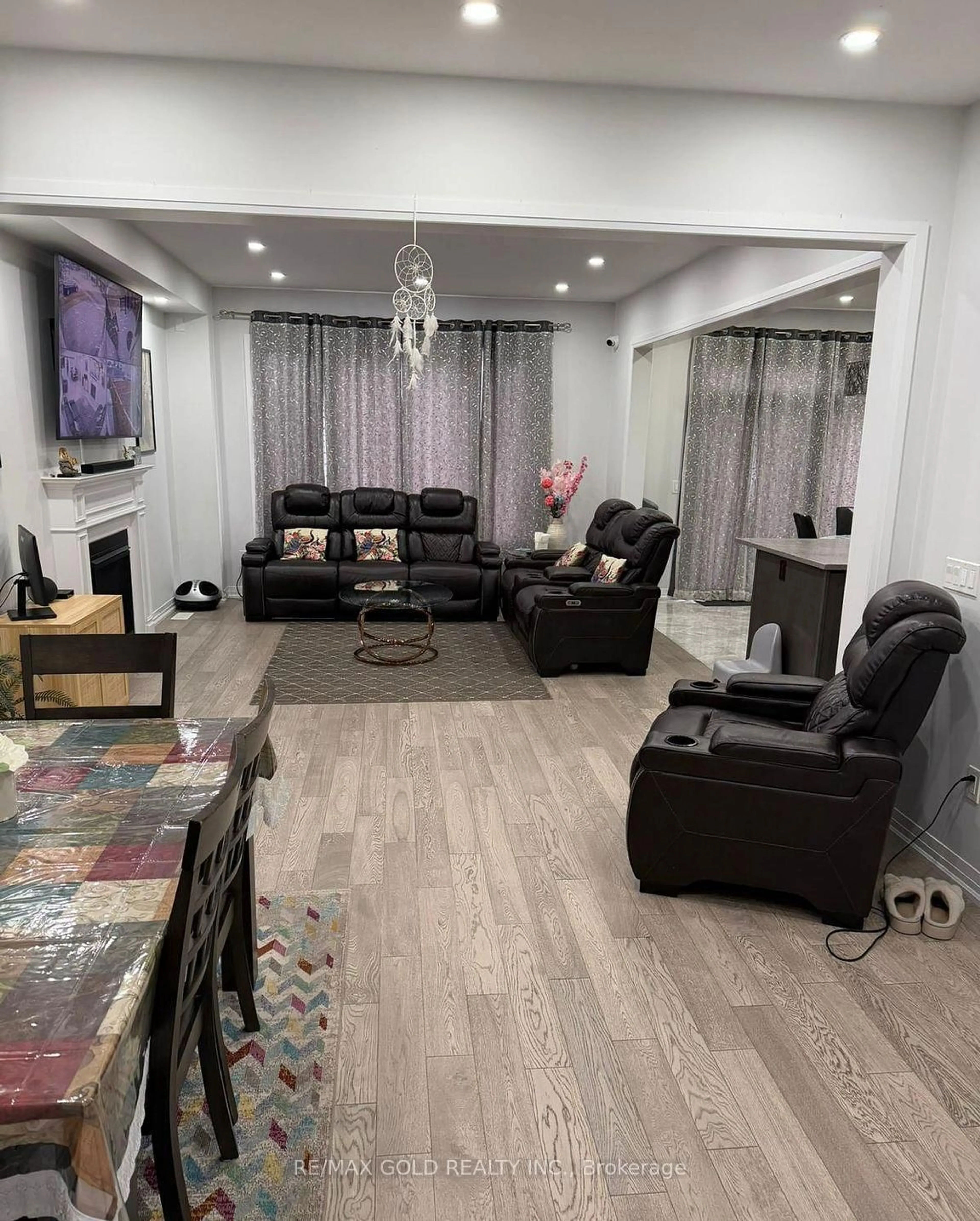 Living room with furniture, unknown for 109 Silverwood Cres, Woodstock Ontario N4T 0M5