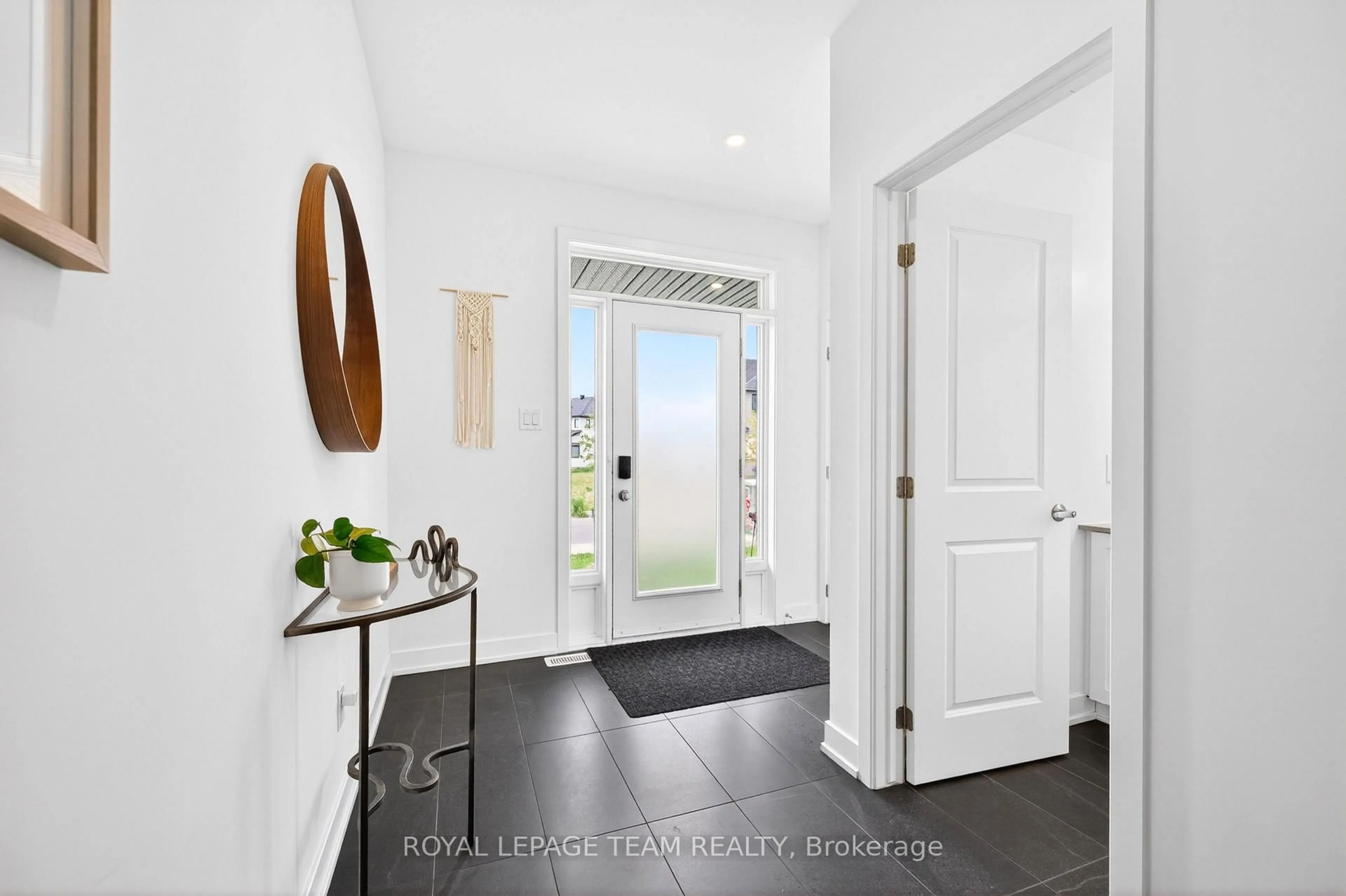 Indoor entryway for 160 Highgarden Terr, Ottawa Ontario K1T 0W1
