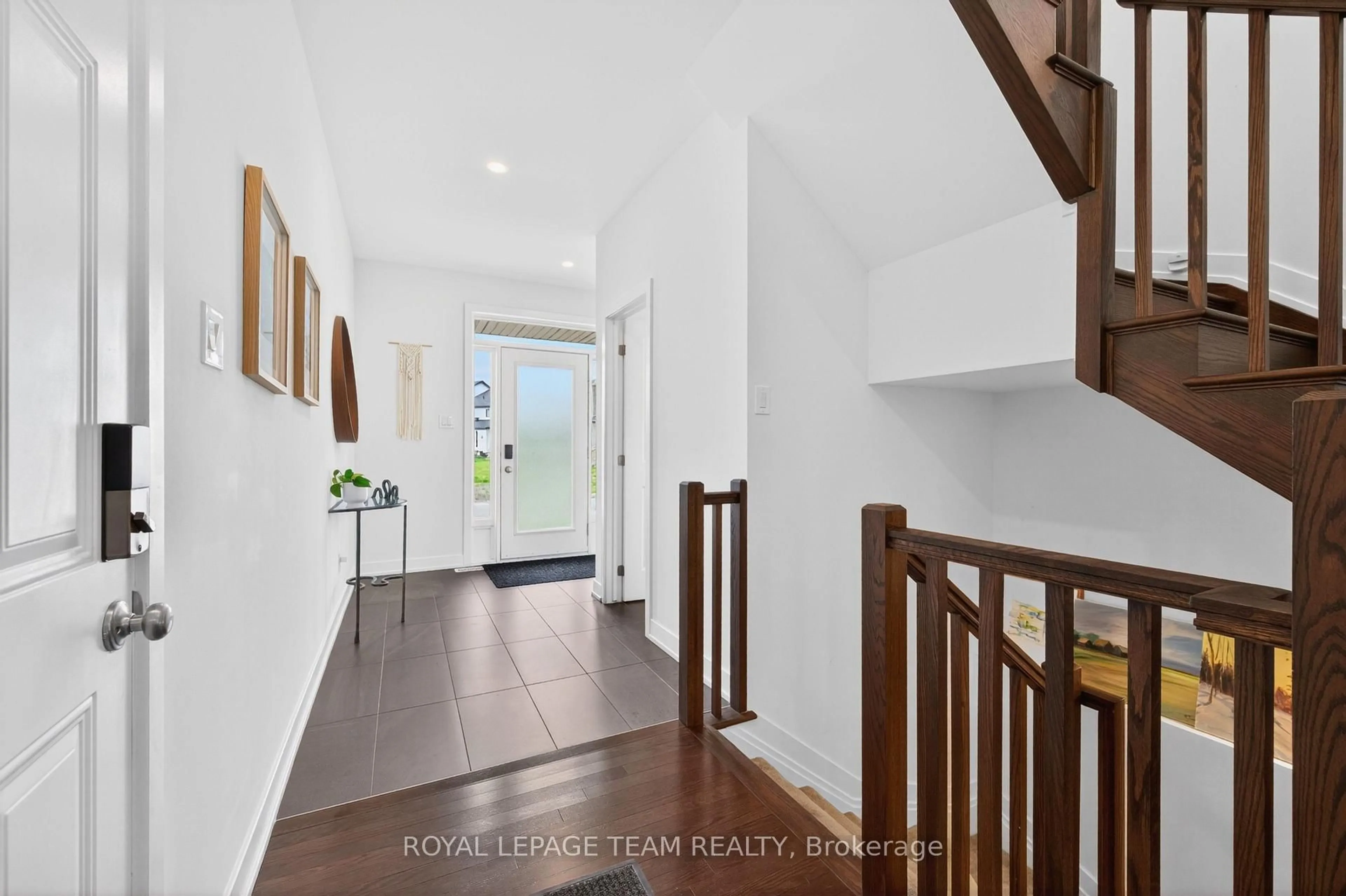 Indoor entryway for 160 Highgarden Terr, Ottawa Ontario K1T 0W1