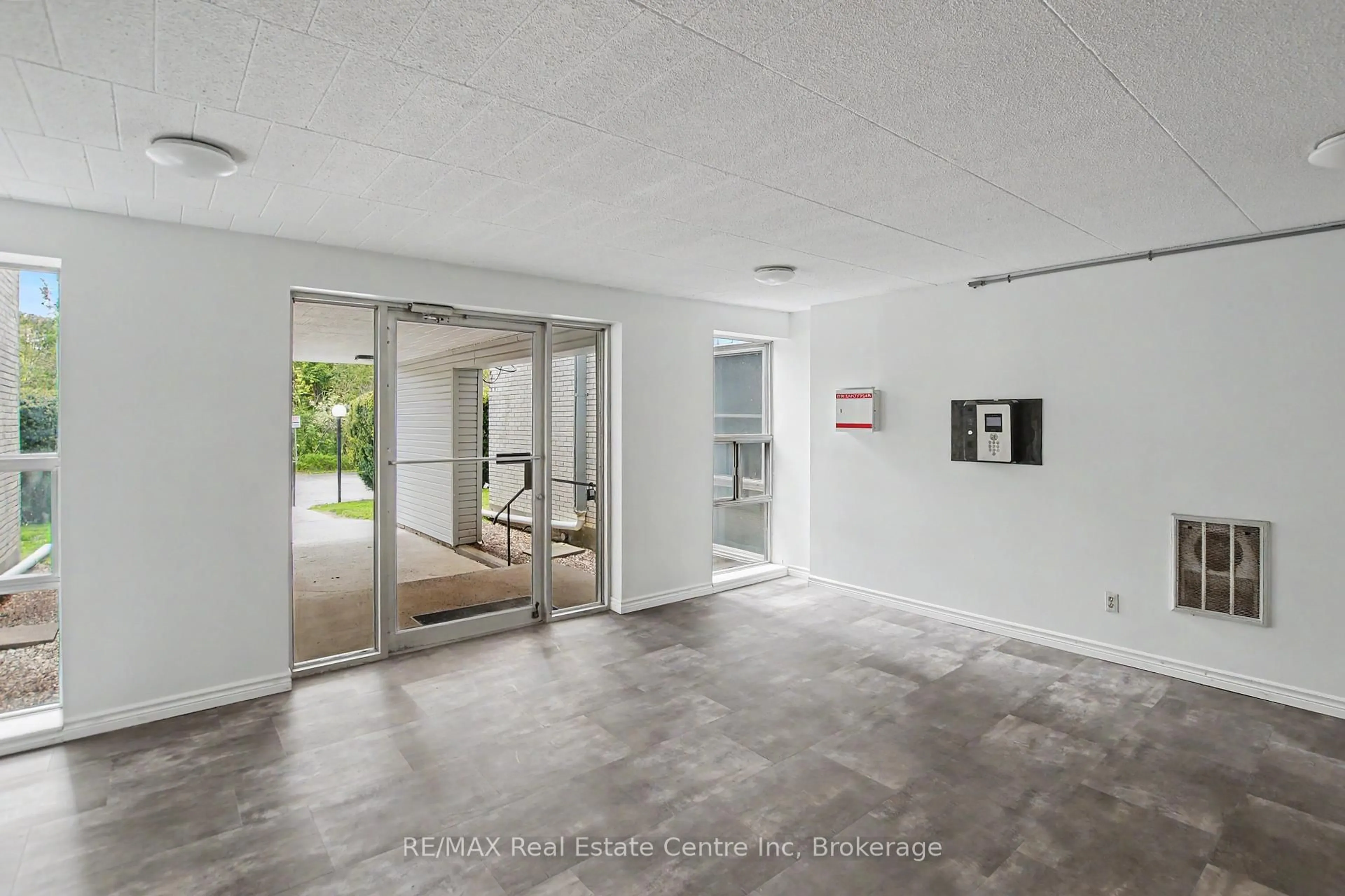 Indoor foyer for 105 Conroy Cres #412, Guelph Ontario N1G 2V5