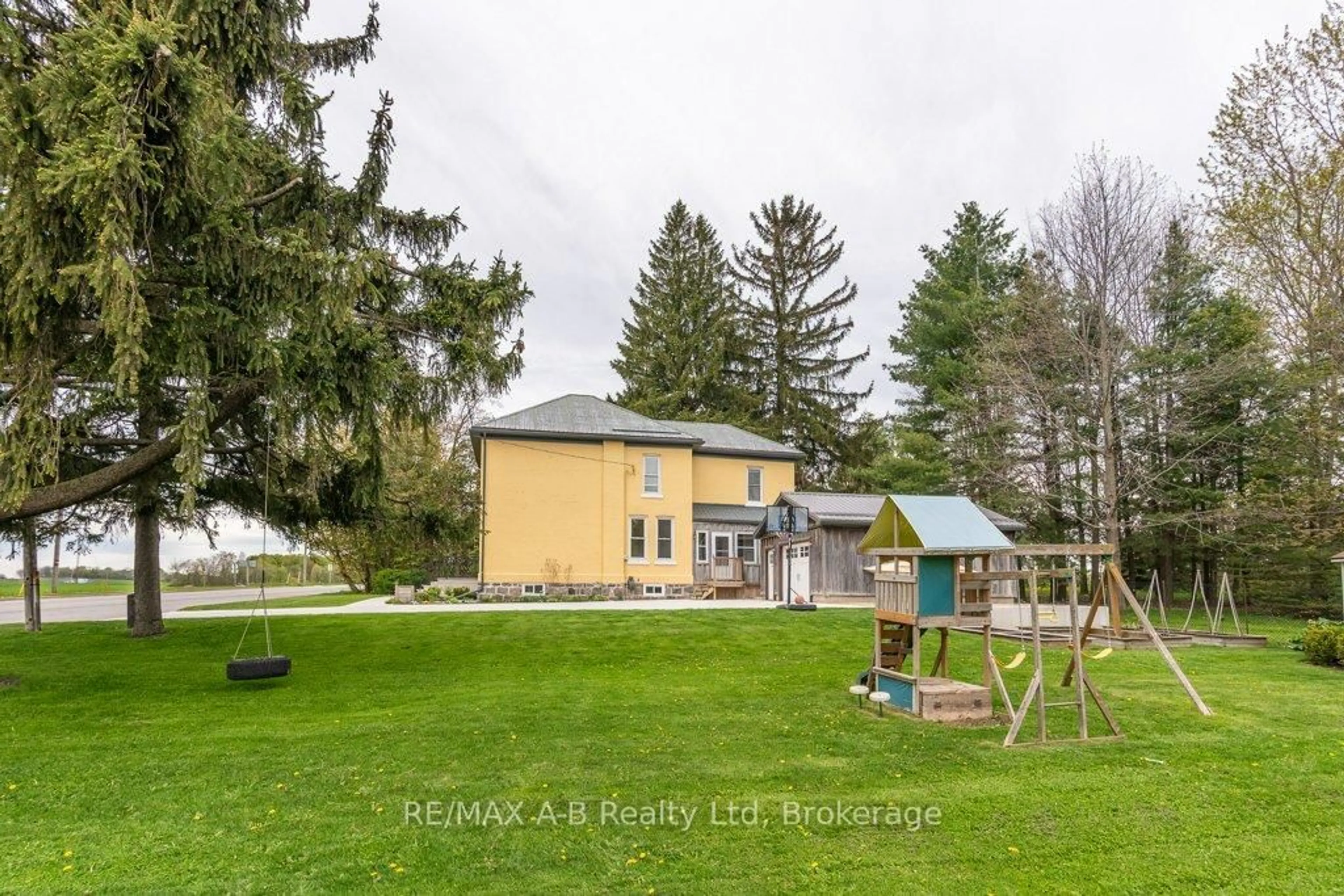 A pic from outside/outdoor area/front of a property/back of a property/a pic from drone, unknown for 14 Loveys St, East Zorra-Tavistock Ontario N0J 1L0
