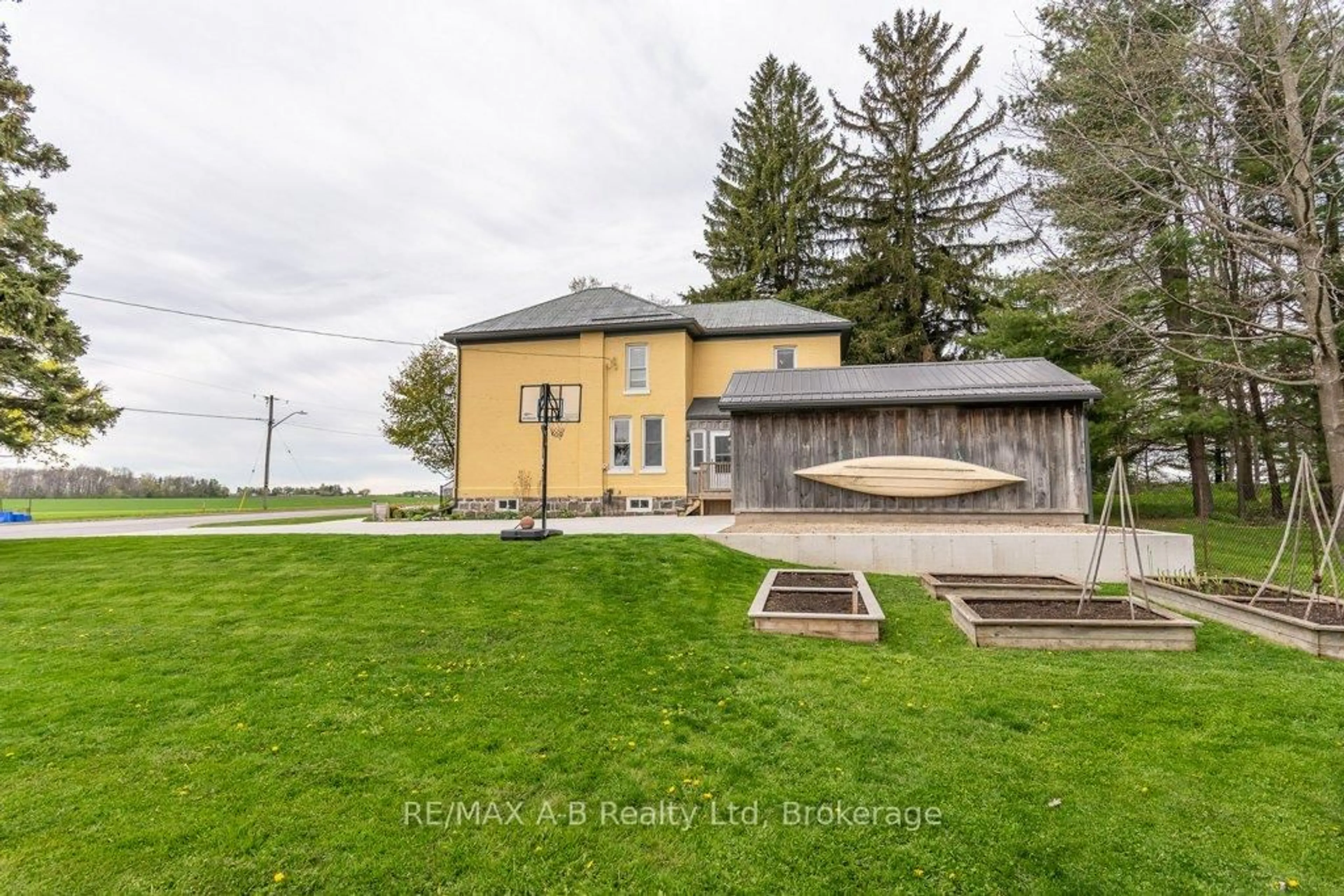 A pic from outside/outdoor area/front of a property/back of a property/a pic from drone, unknown for 14 Loveys St, East Zorra-Tavistock Ontario N0J 1L0