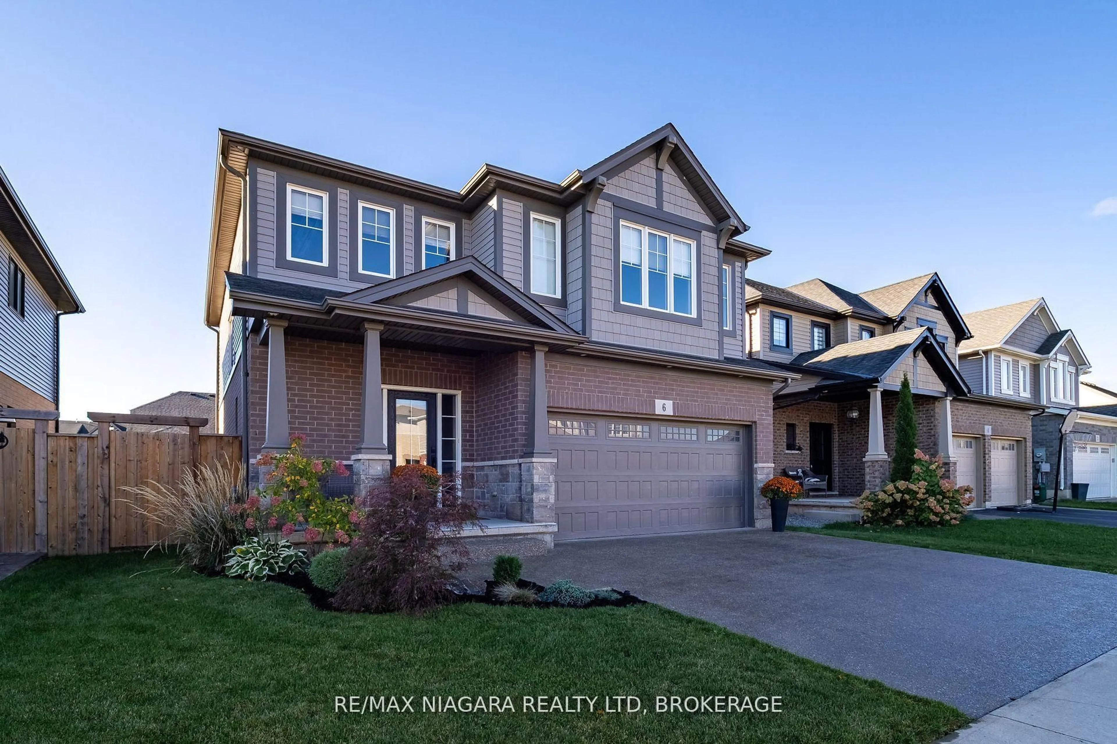 Home with vinyl exterior material, street for 6 Myrtle St, Pelham Ontario L0S 1E6
