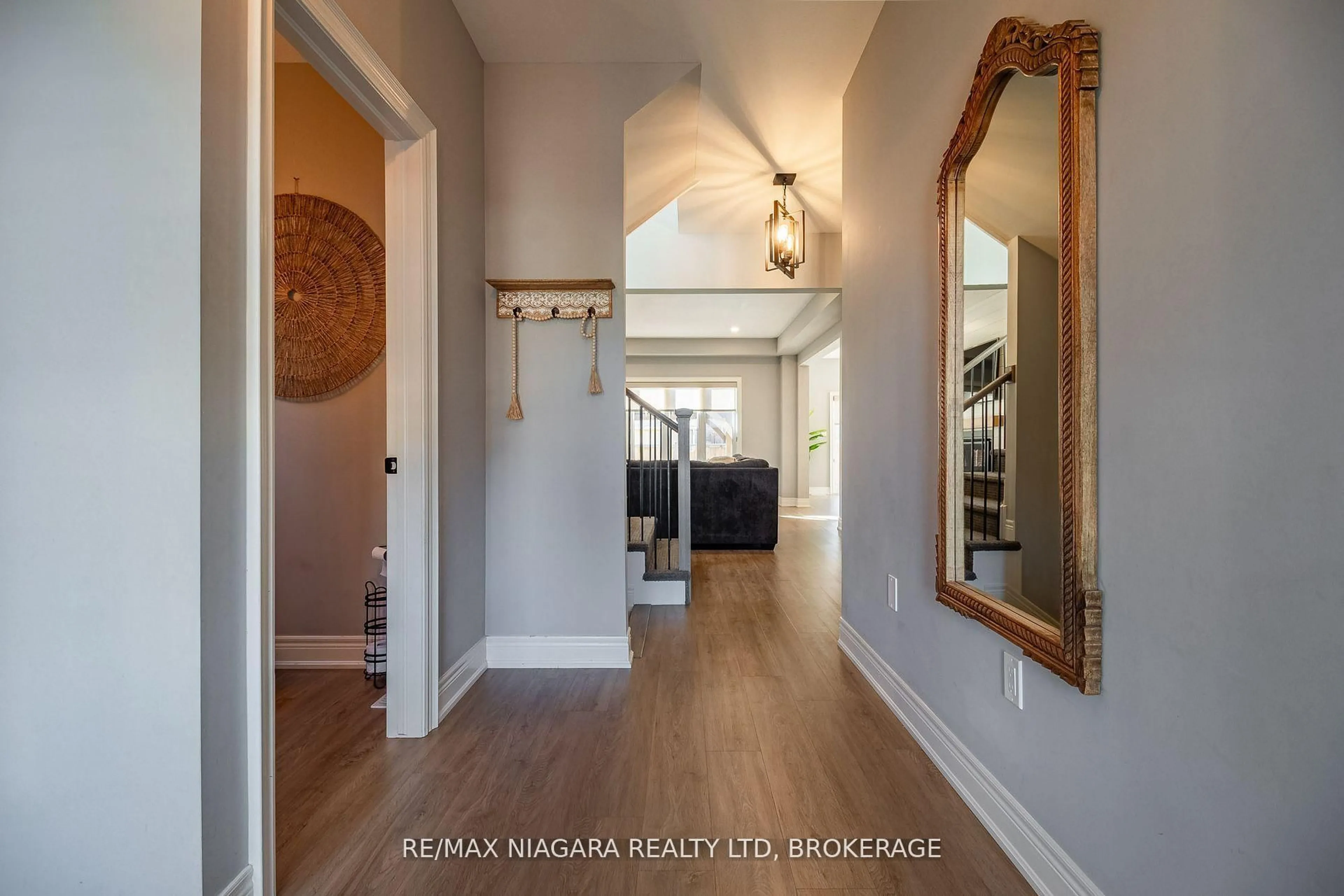 Indoor entryway for 6 Myrtle St, Pelham Ontario L0S 1E6