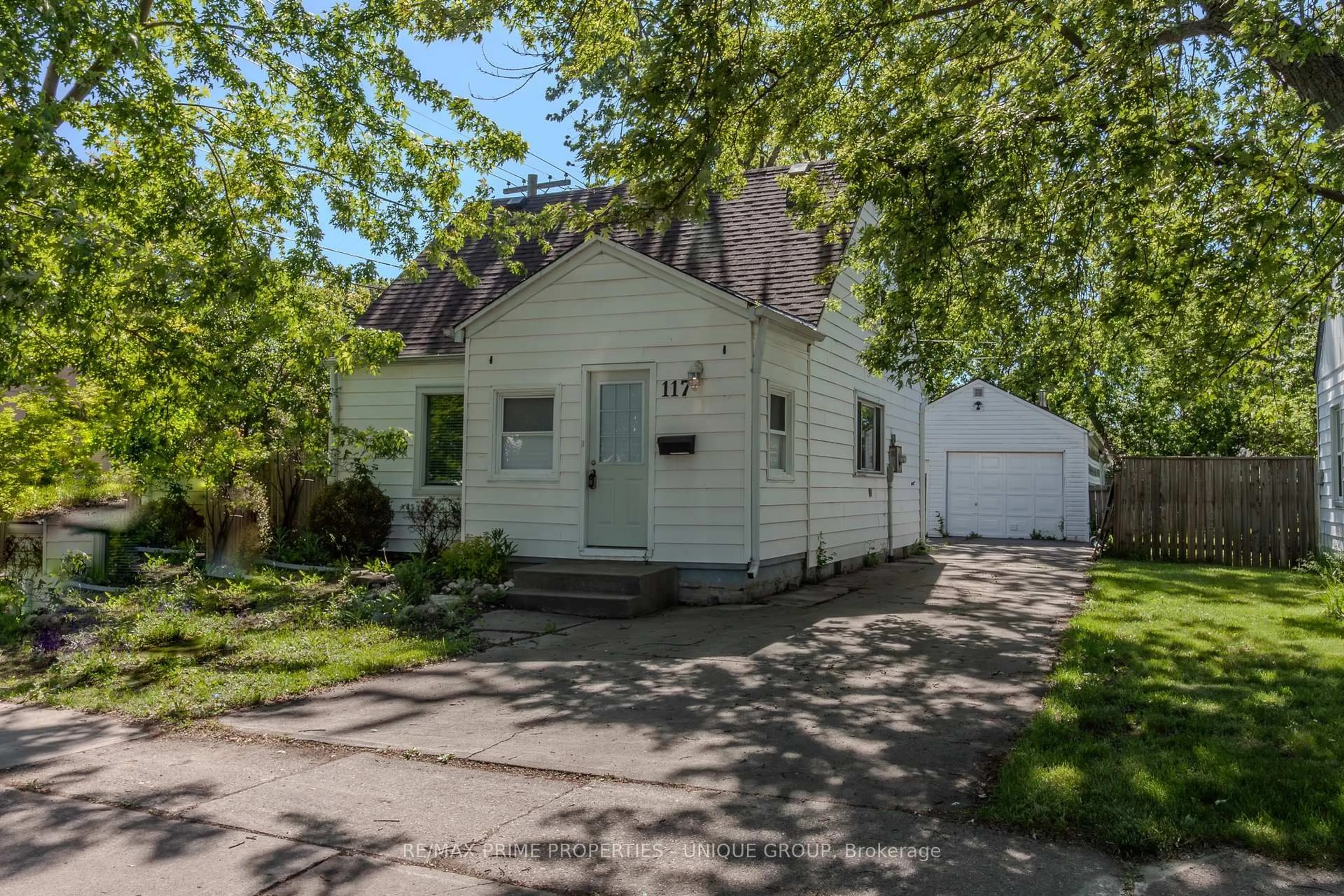 Home with vinyl exterior material, street for 117 Walnut Ave, Sarnia Ontario N7T 3V5