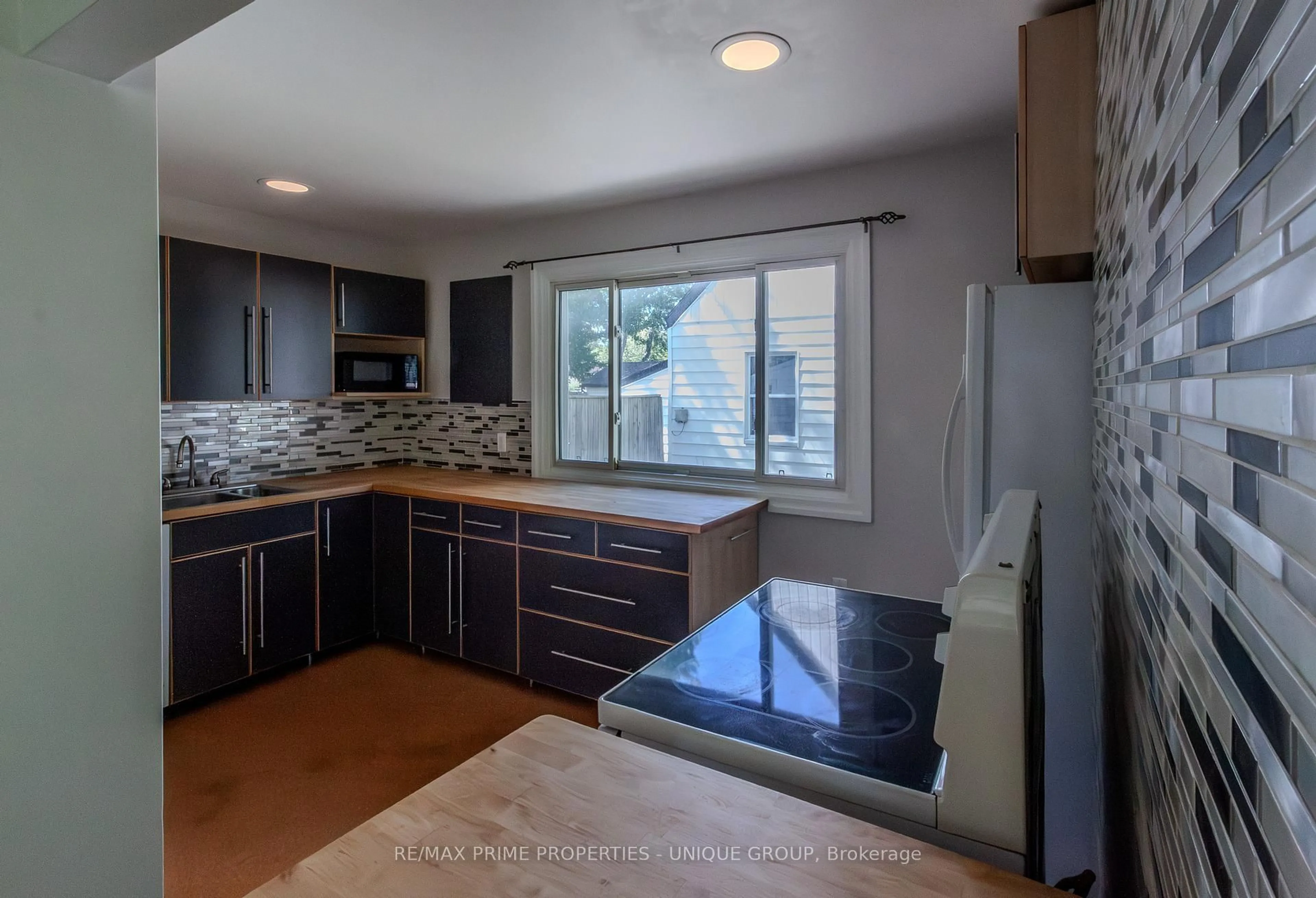 Standard kitchen, ceramic/tile floor for 117 Walnut Ave, Sarnia Ontario N7T 3V5