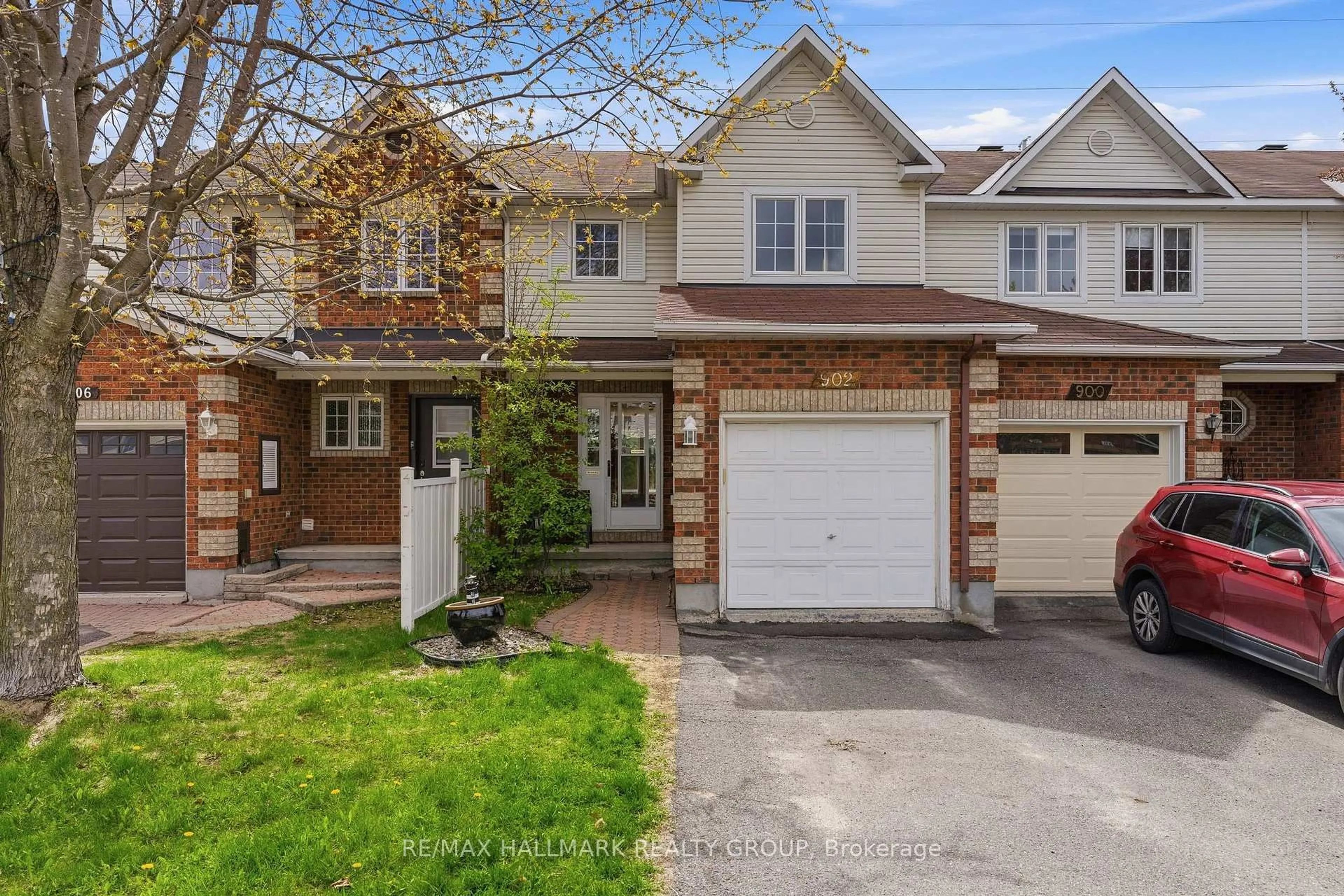 Home with brick exterior material, street for 902 Paradise Cres, Ottawa Ontario K4A 3S5
