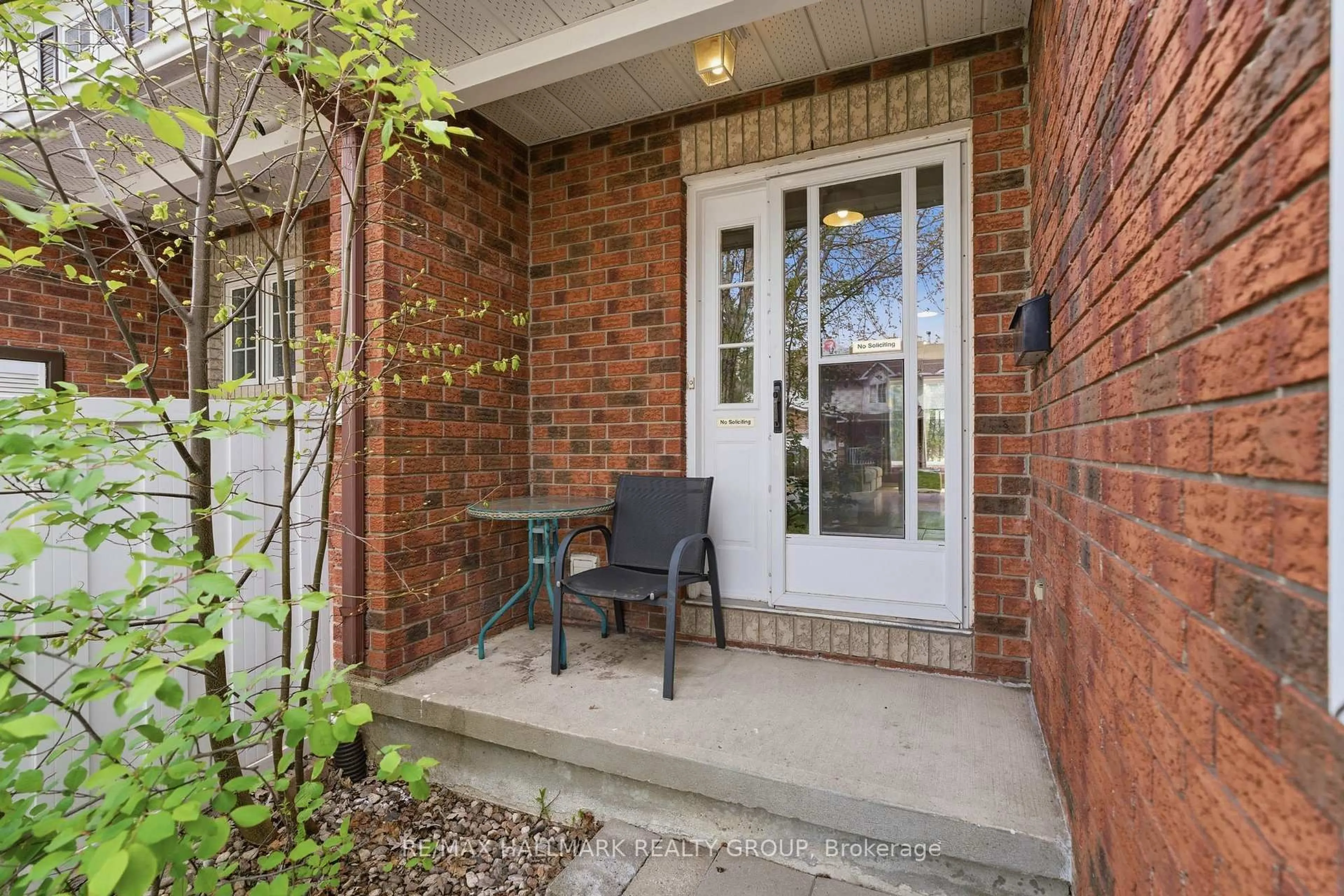 Unknown for 902 Paradise Cres, Ottawa Ontario K4A 3S5