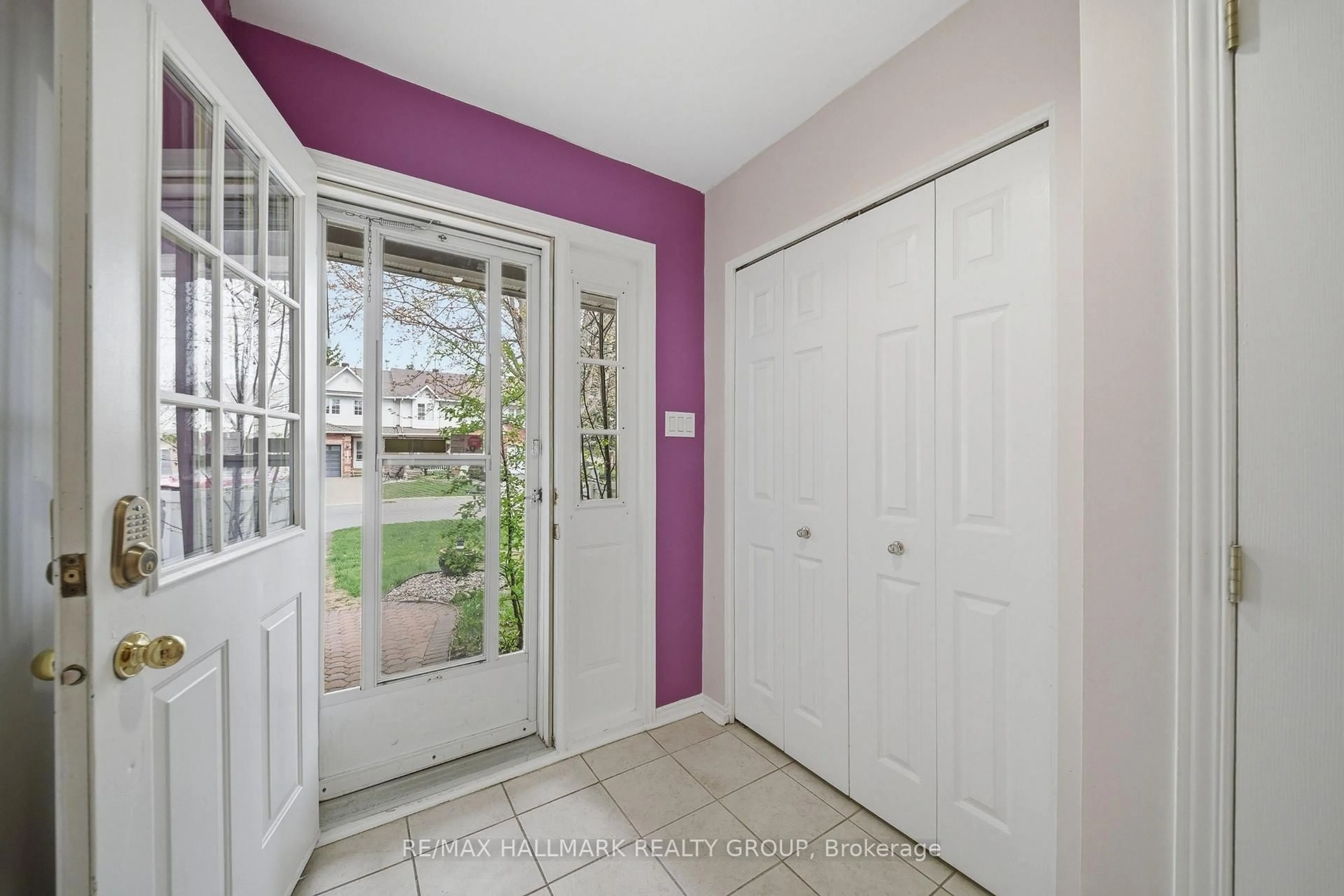 Indoor entryway for 902 Paradise Cres, Ottawa Ontario K4A 3S5