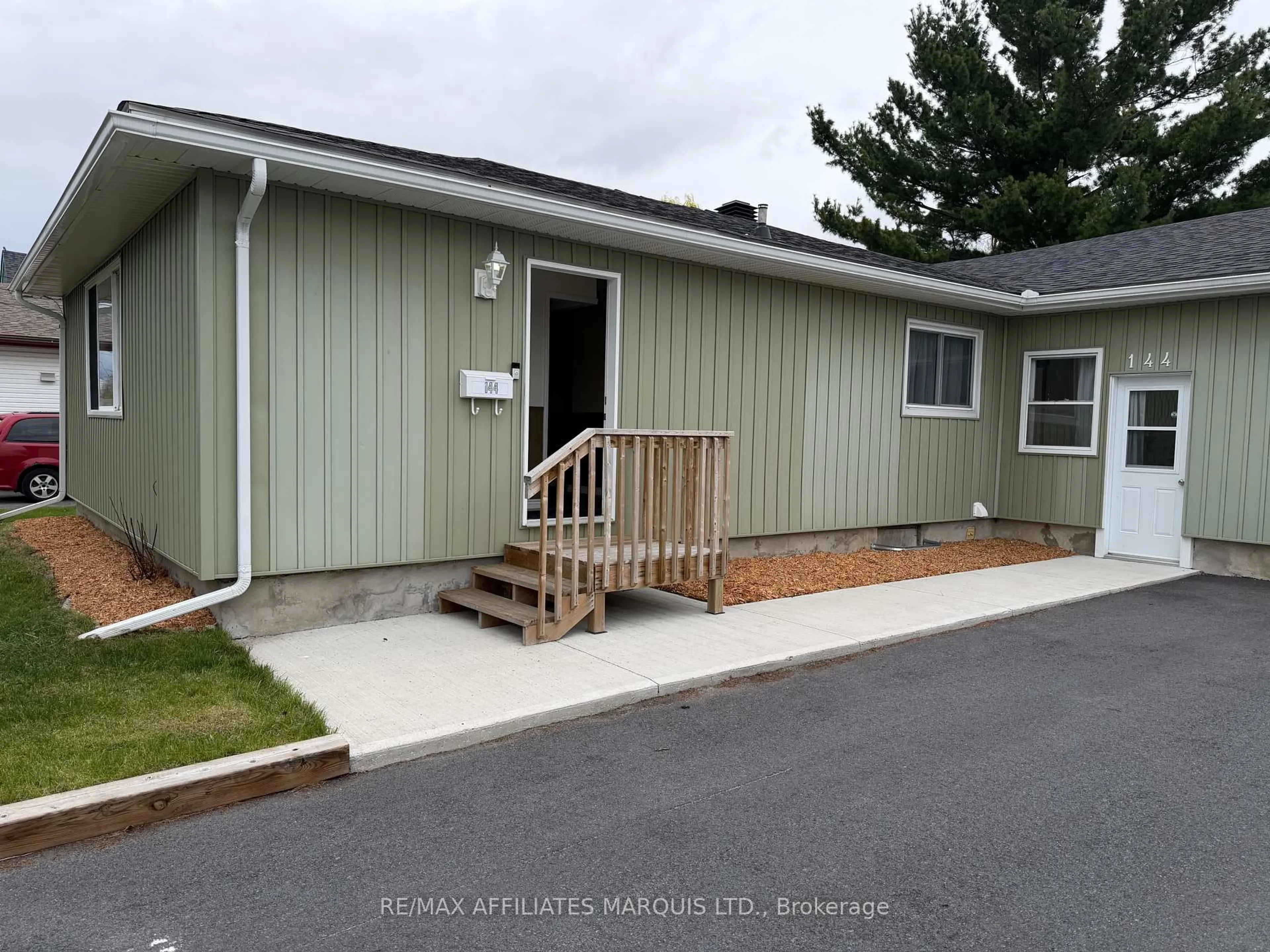 Home with vinyl exterior material, unknown for 144 Elsie Ave, Cornwall Ontario K6J 3L9