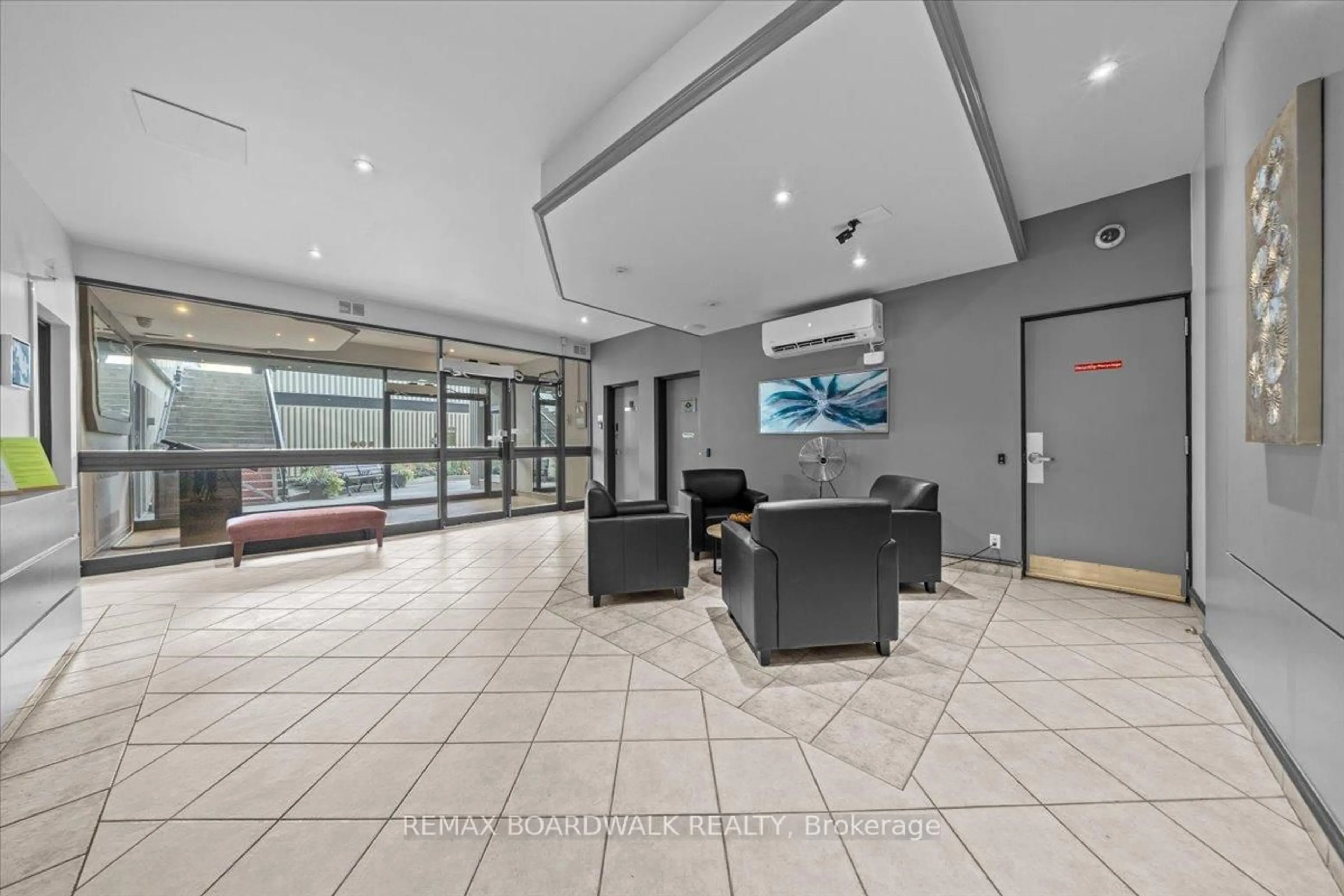 Indoor foyer for 158B McArthur Ave #1507, Ottawa Ontario K1L 8C9