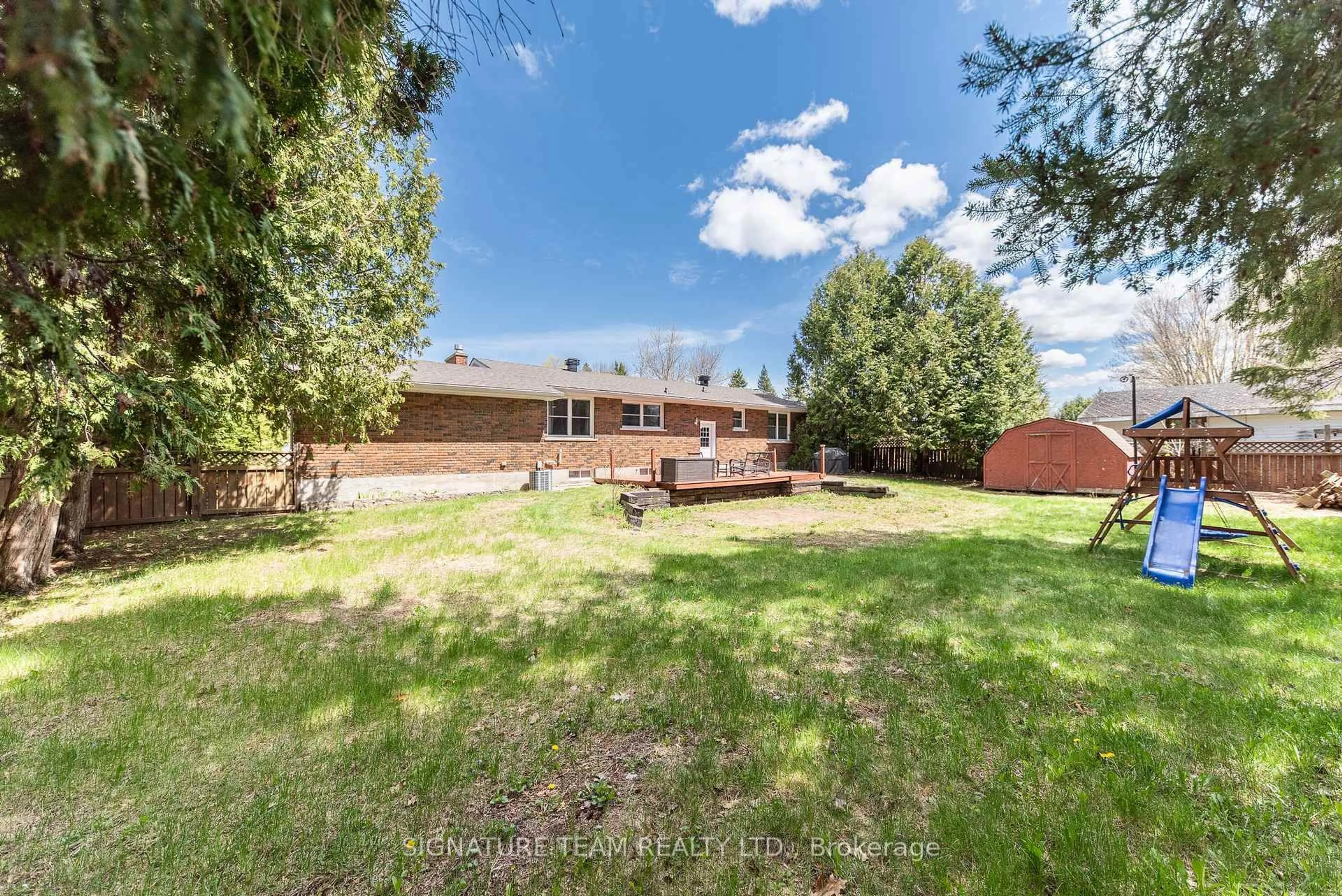 A pic from outside/outdoor area/front of a property/back of a property/a pic from drone, unknown for 7 Mary St, Petawawa Ontario K8H 1R6
