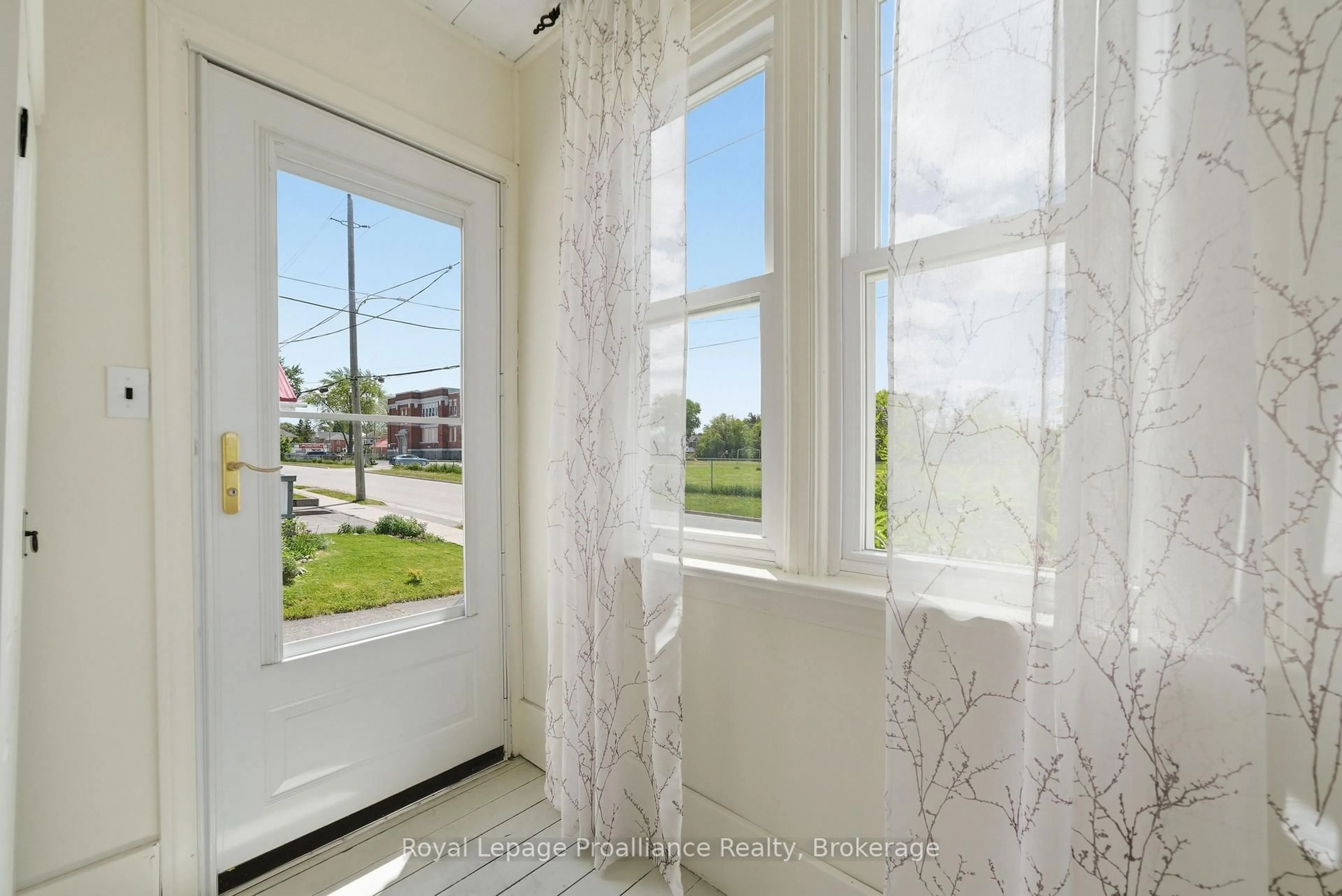Indoor entryway for 165 Lingham St, Belleville Ontario K8N 3T3