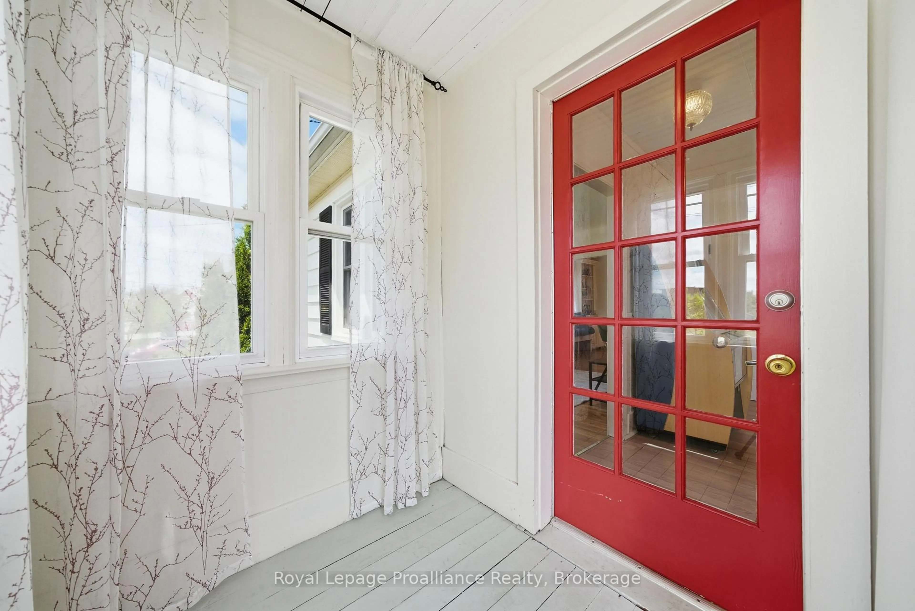 Indoor entryway for 165 Lingham St, Belleville Ontario K8N 3T3