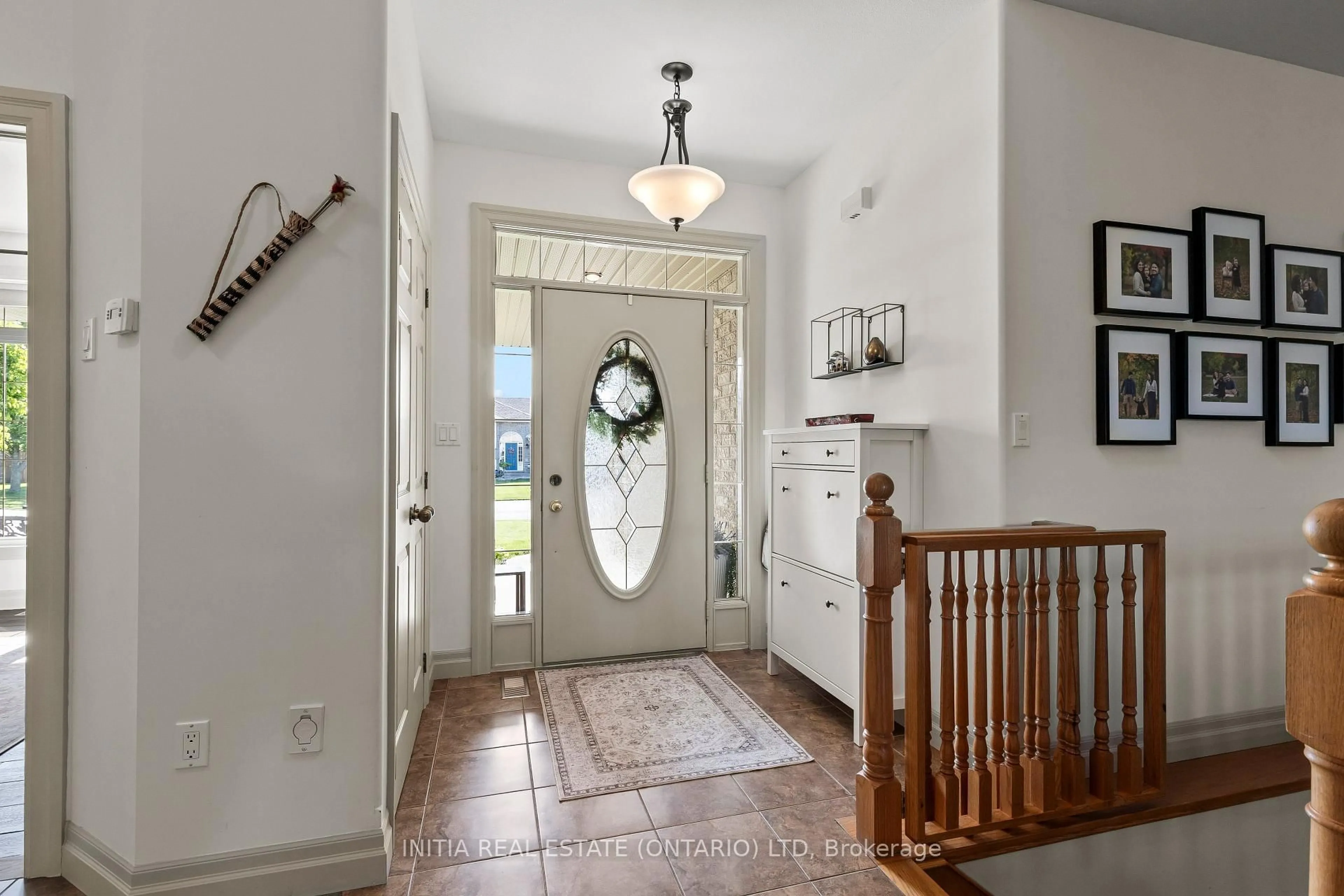 Indoor entryway for 477 1st Ave, Petrolia Ontario N0N 1R0