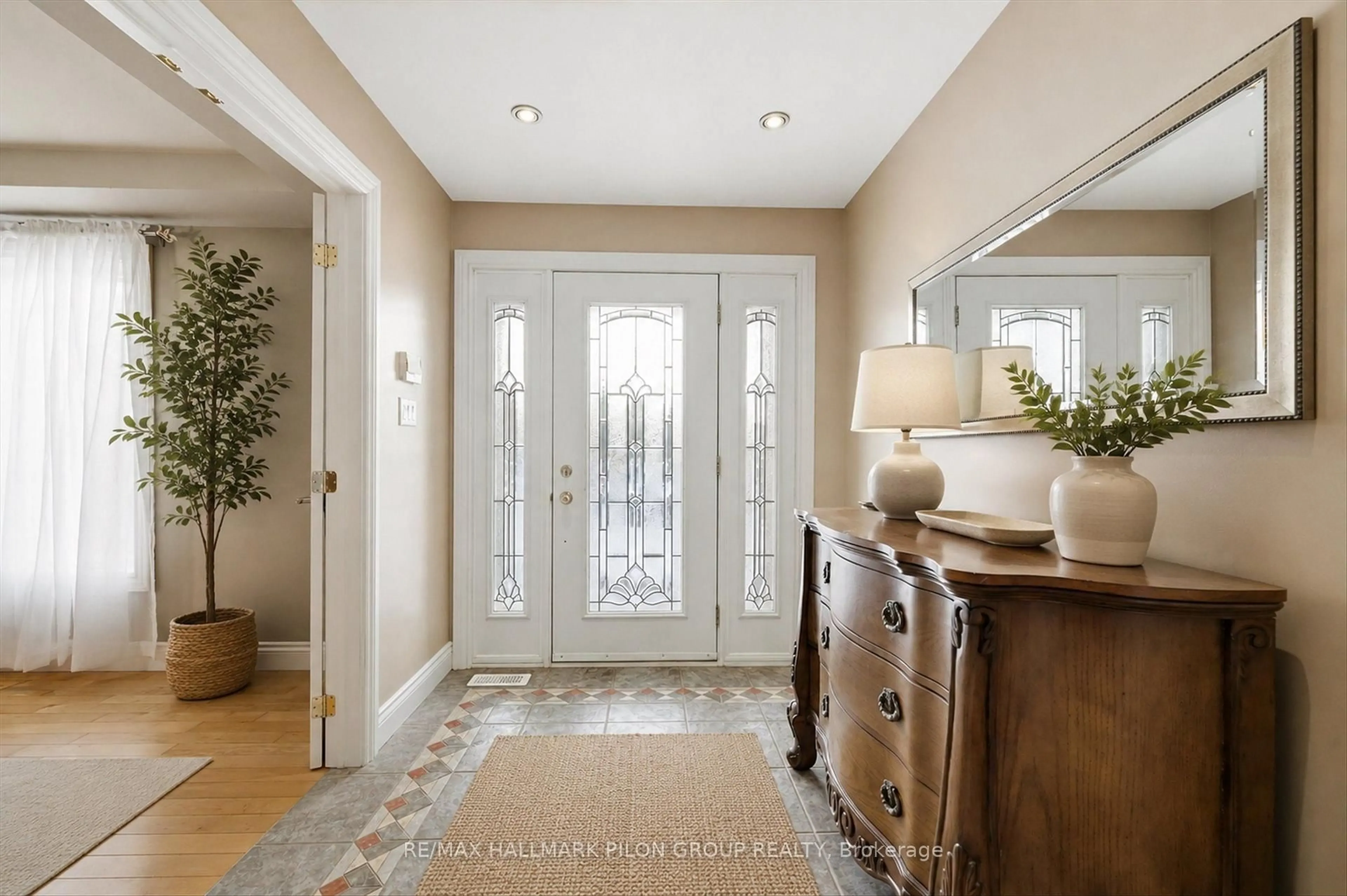Indoor entryway for 180 Sophie St, Clarence-Rockland Ontario K4K 1K7