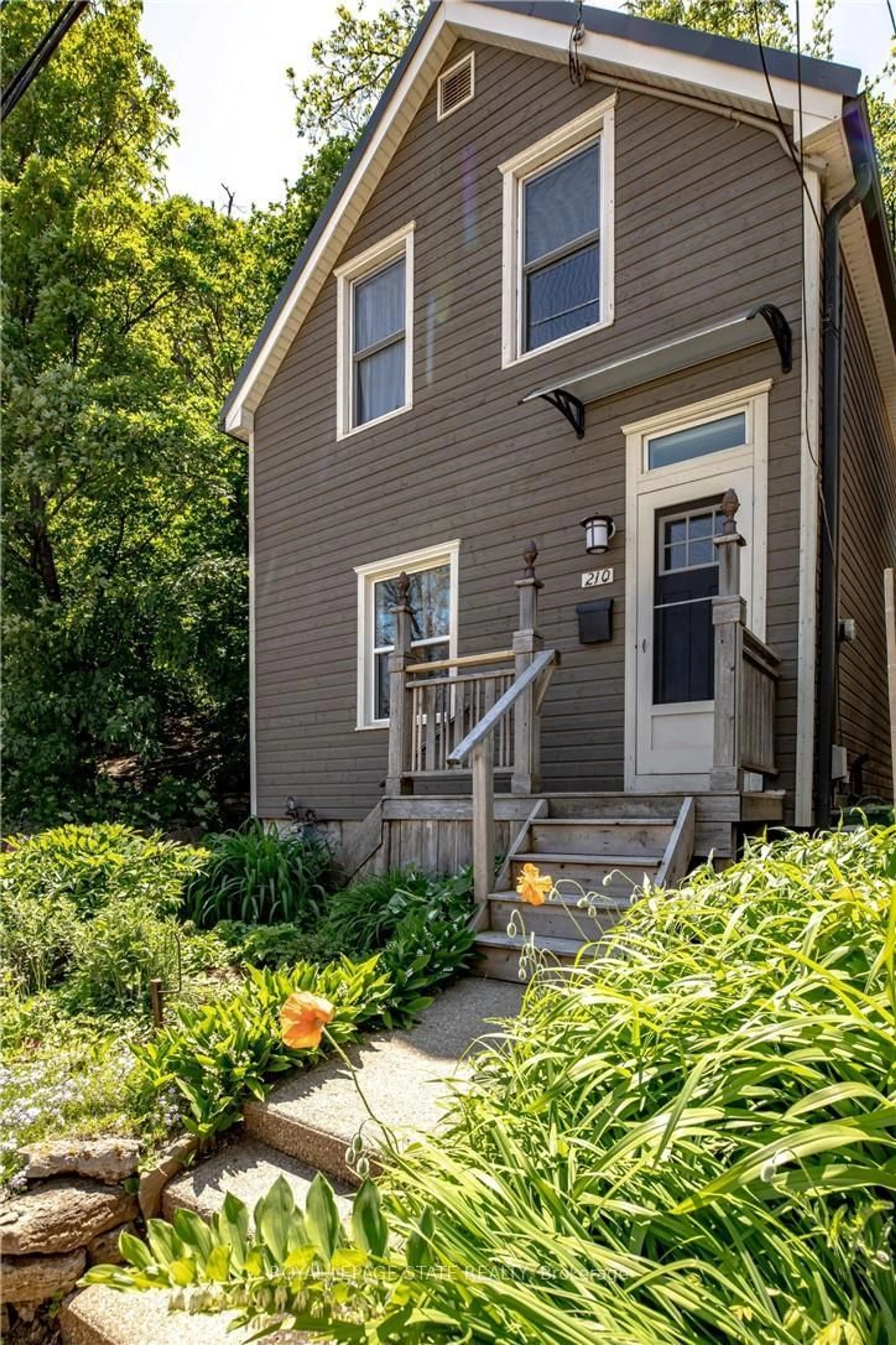Home with vinyl exterior material, street for 210 Charlton Ave, Hamilton Ontario L8N 1Z1