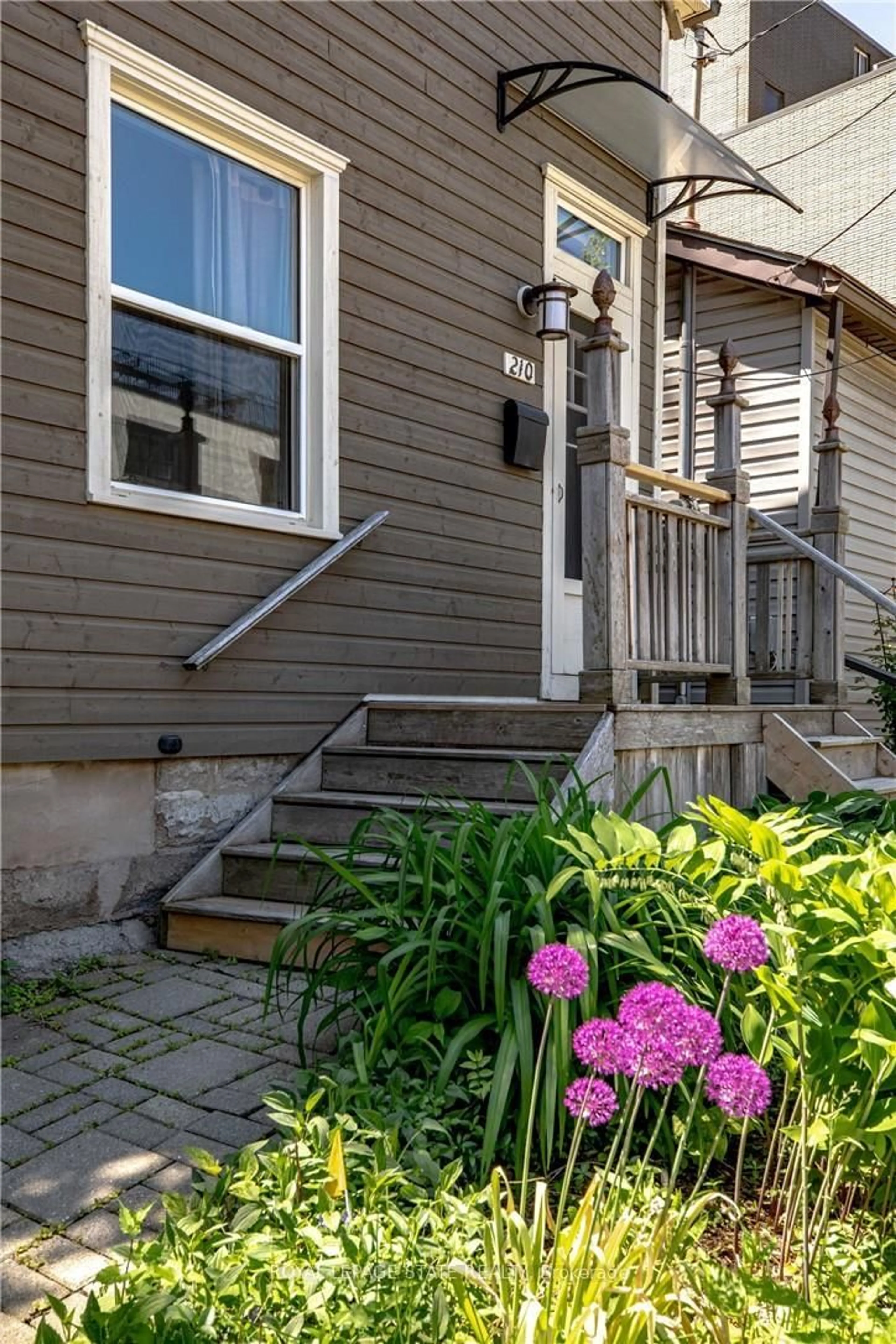 Home with vinyl exterior material, street for 210 Charlton Ave, Hamilton Ontario L8N 1Z1