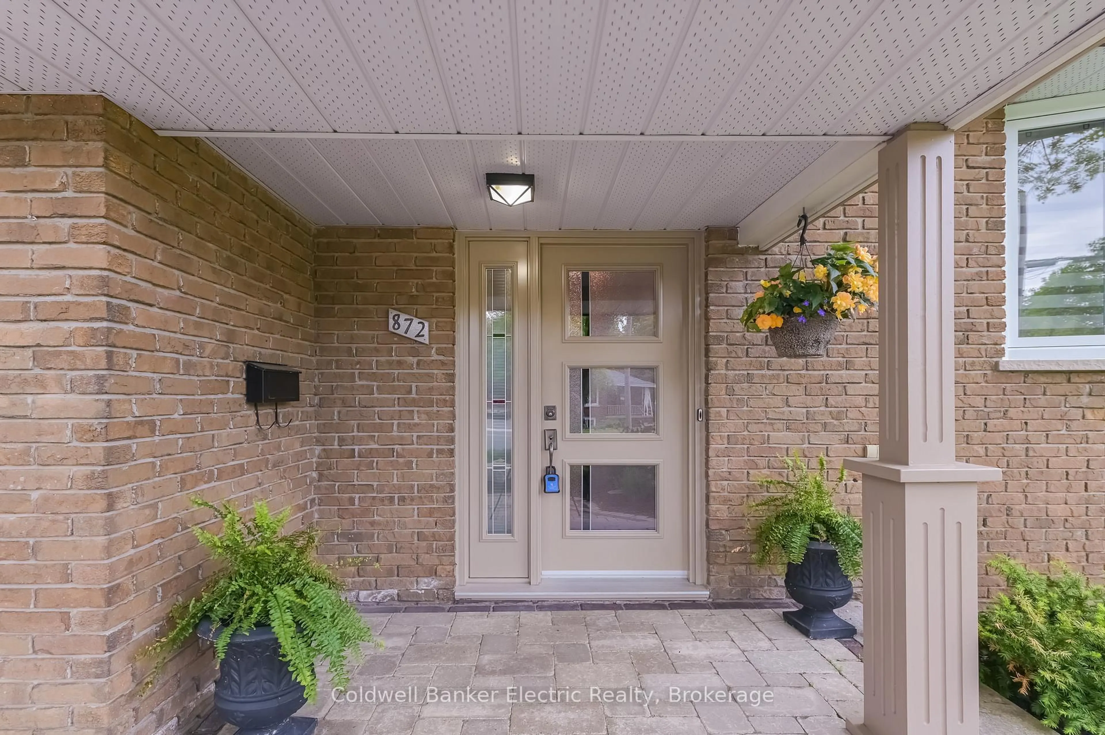Indoor entryway for 872 Cumberland Ave, Peterborough Ontario K9H 7B2