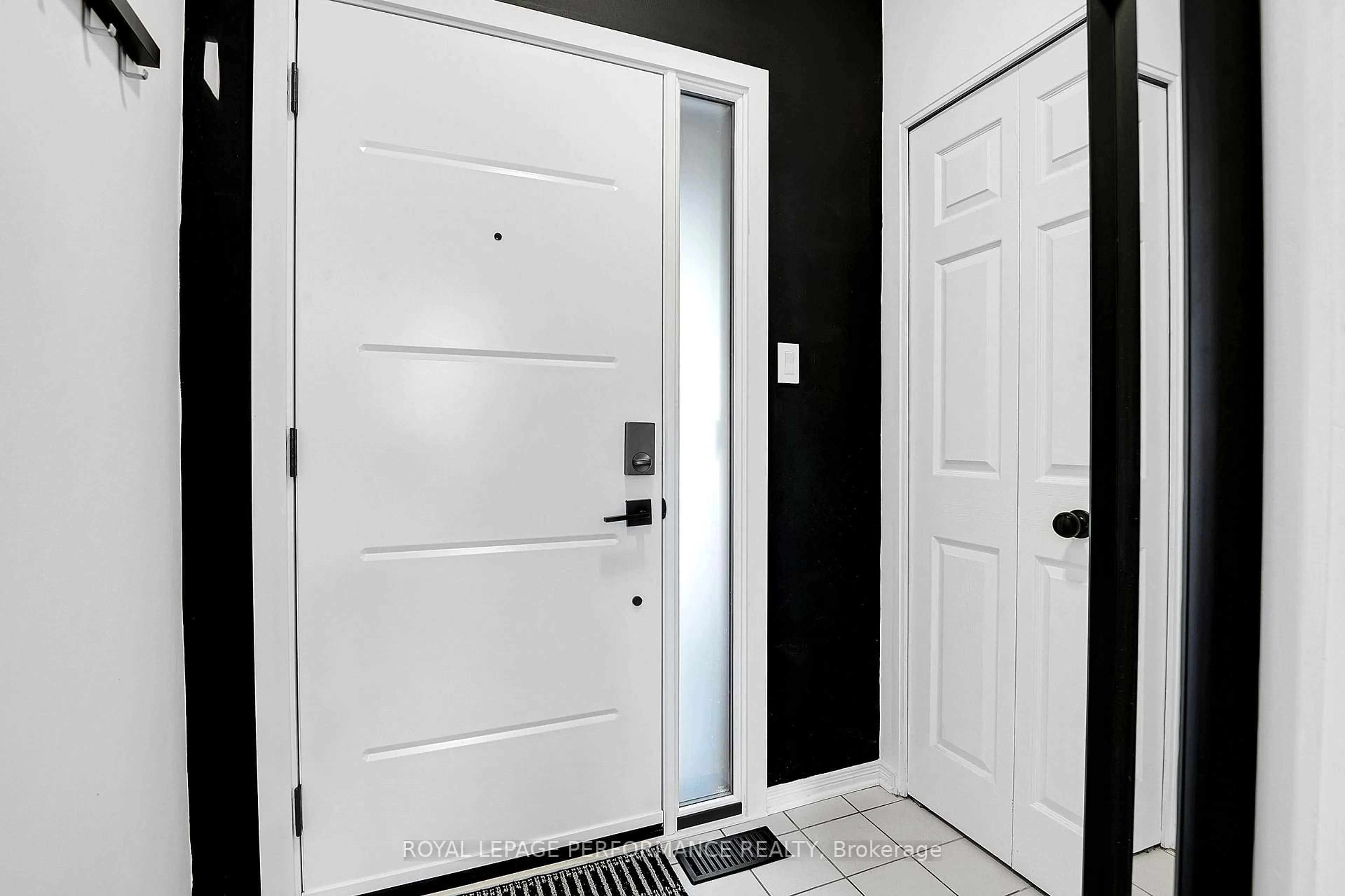 Indoor entryway for 4310 Sunwood Cres, Ottawa Ontario K1J 1B9