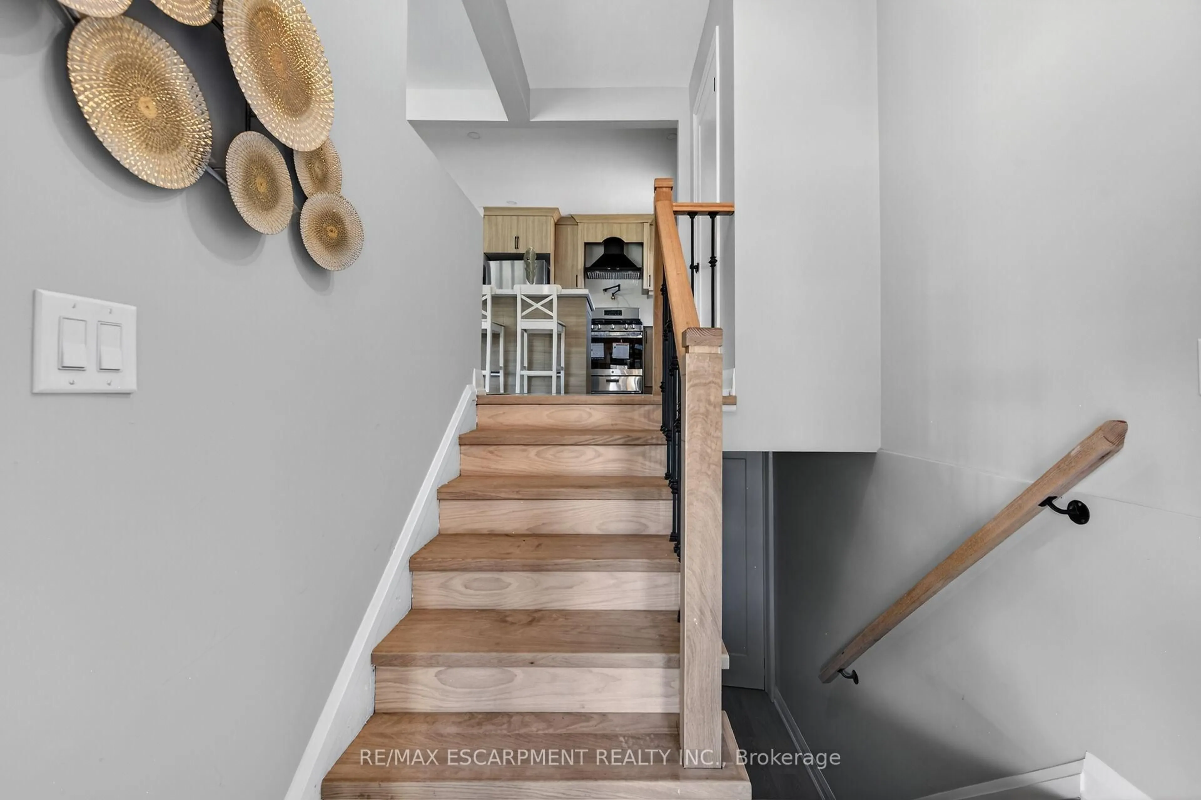 Indoor entryway for 83 Riverdale Dr, Hamilton Ontario L8E 1K2