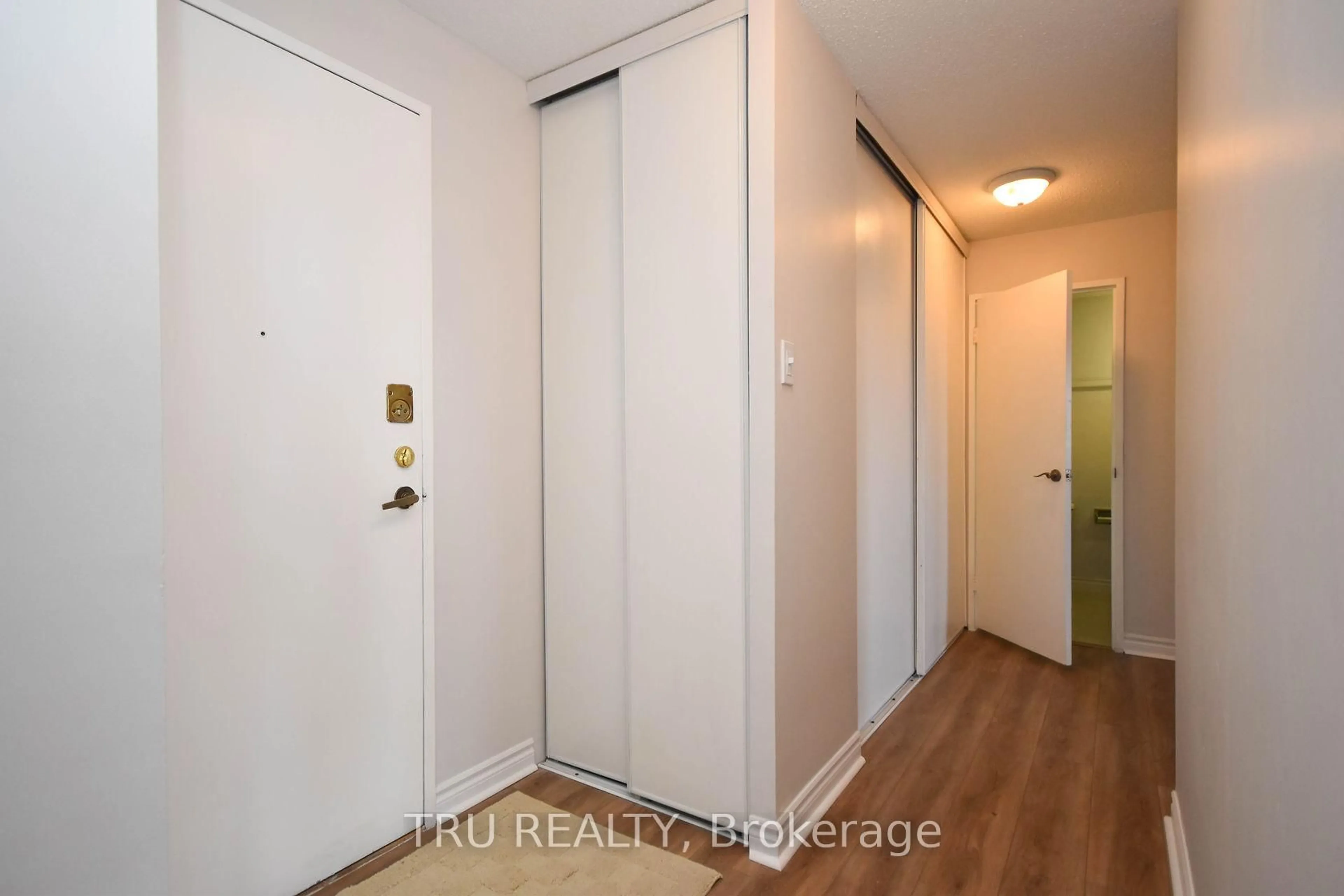 Indoor entryway for 1505 Baseline Rd #807, Ottawa Ontario K2C 3L4