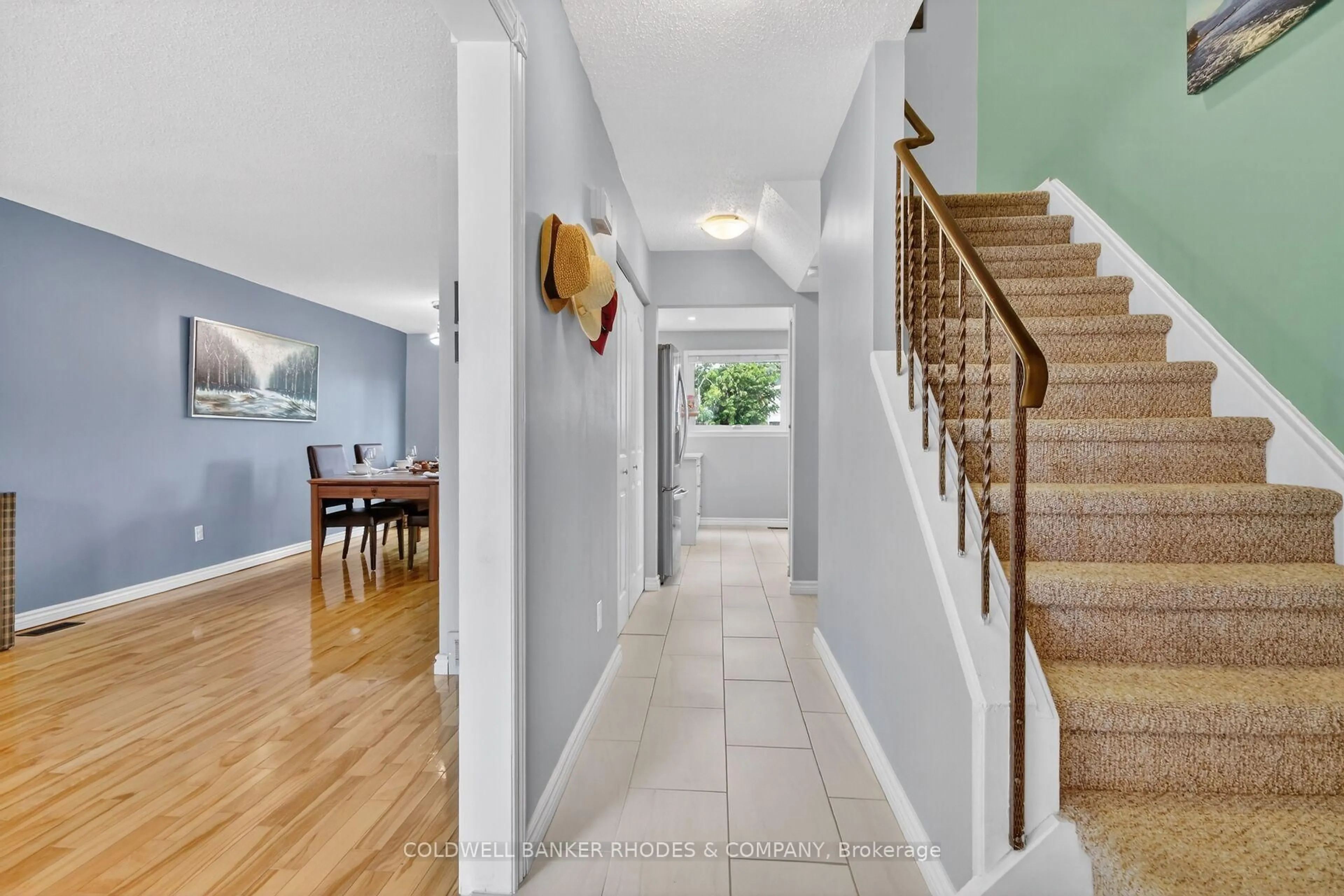 Indoor entryway for 2439 Autumn Hill Cres, Ottawa Ontario K1B 4M6