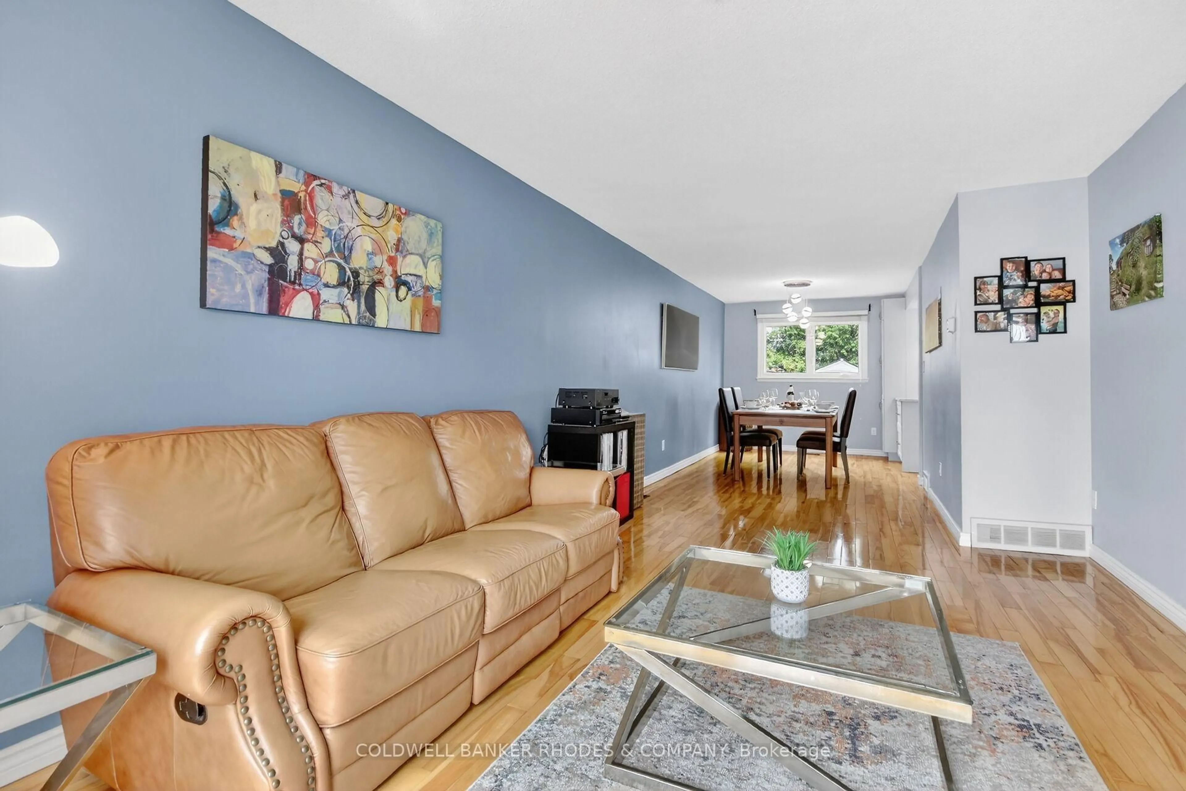 Living room with furniture, unknown for 2439 Autumn Hill Cres, Ottawa Ontario K1B 4M6