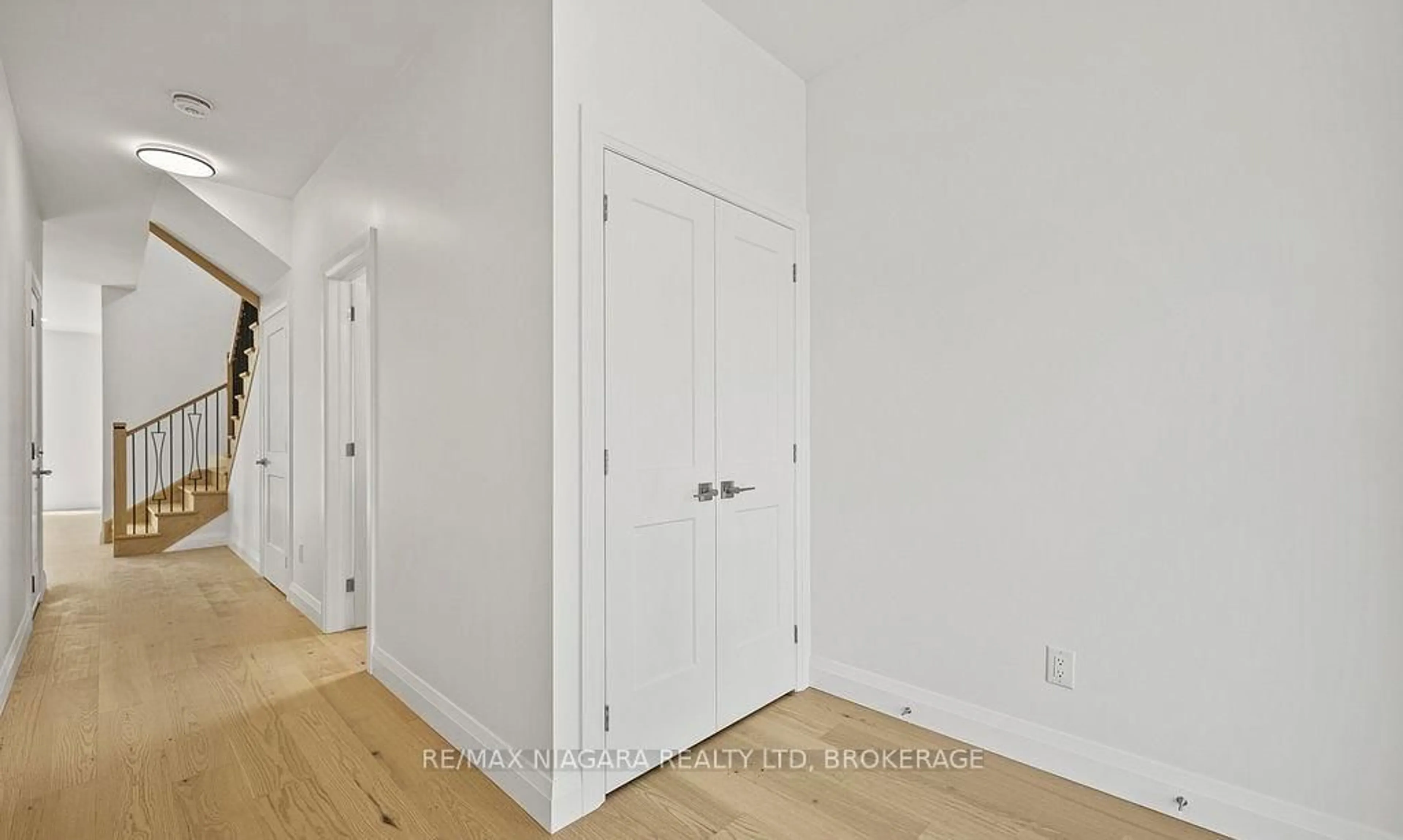 Indoor entryway for 185A Rykert St, St. Catharines Ontario L2S 2B5