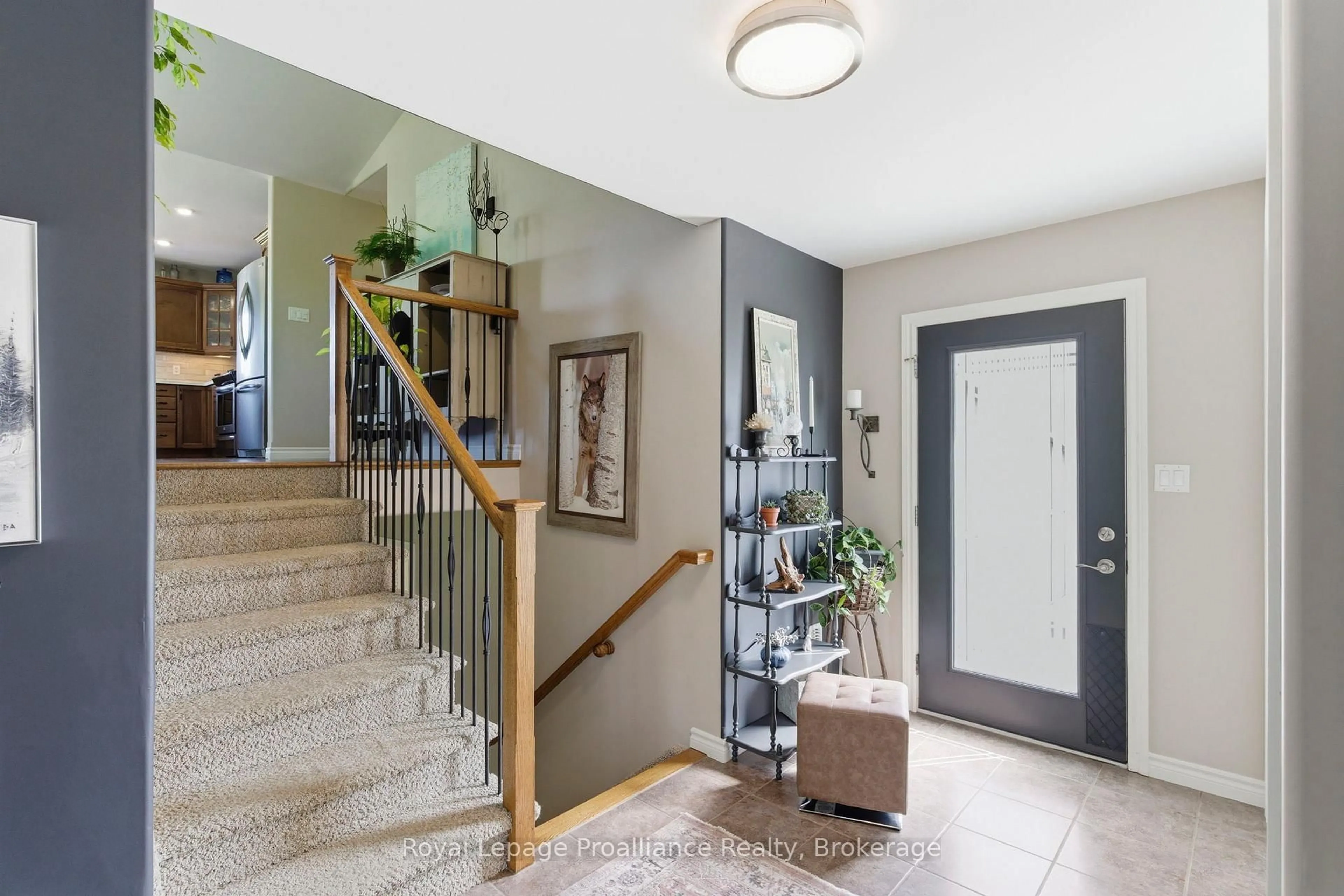 Indoor entryway for 561 STACEY Rd, Quinte West Ontario K0K 3M0