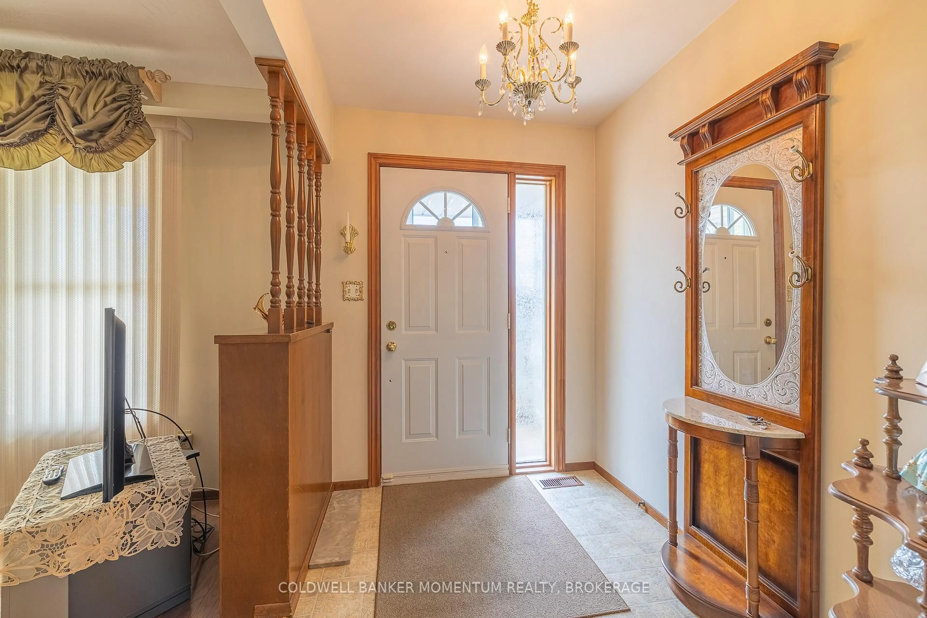 Indoor entryway for 4177 BROOKDALE Dr, Niagara Falls Ontario L2H 2A9