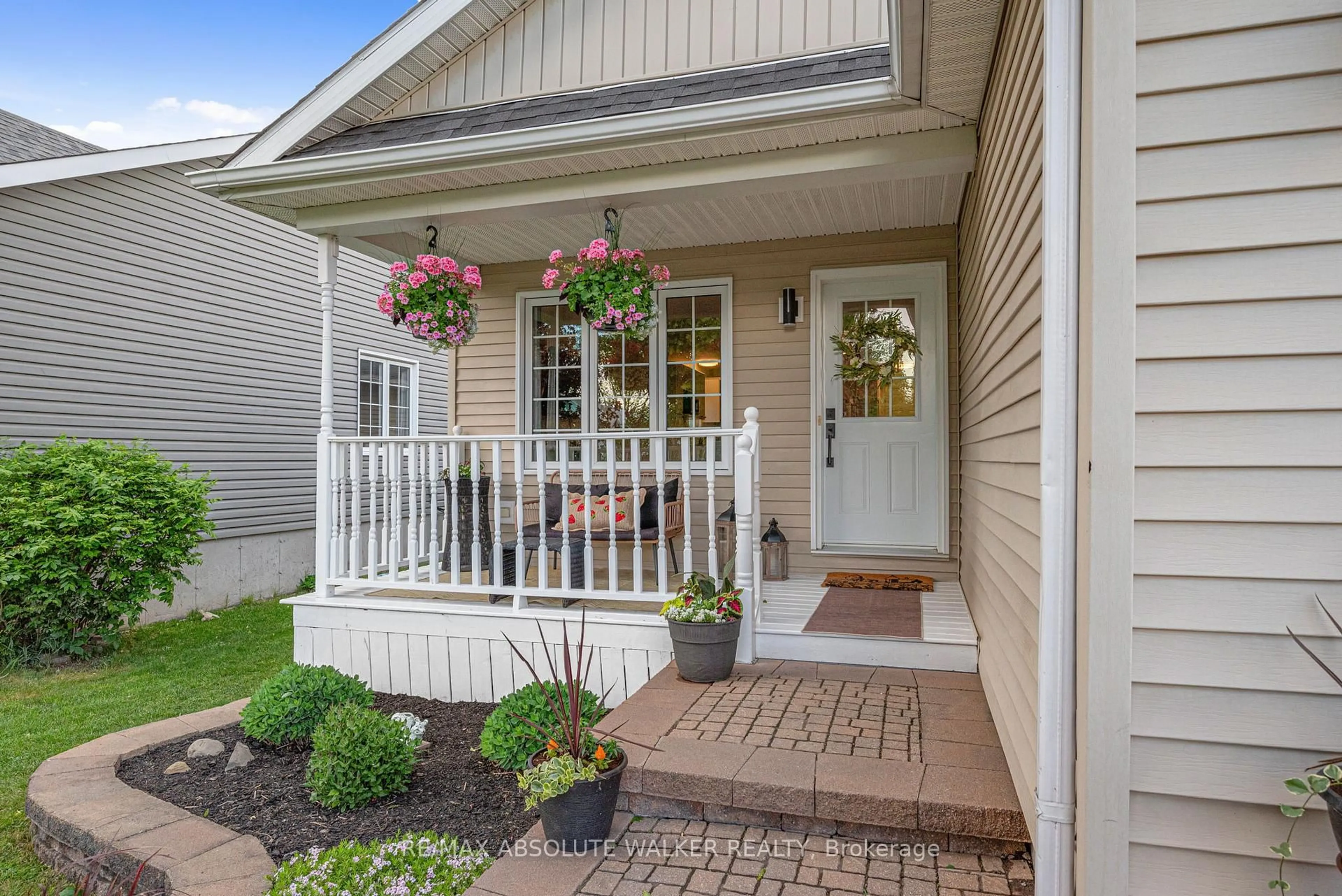 Indoor entryway for 472 North St, North Dundas Ontario K0C 2K0